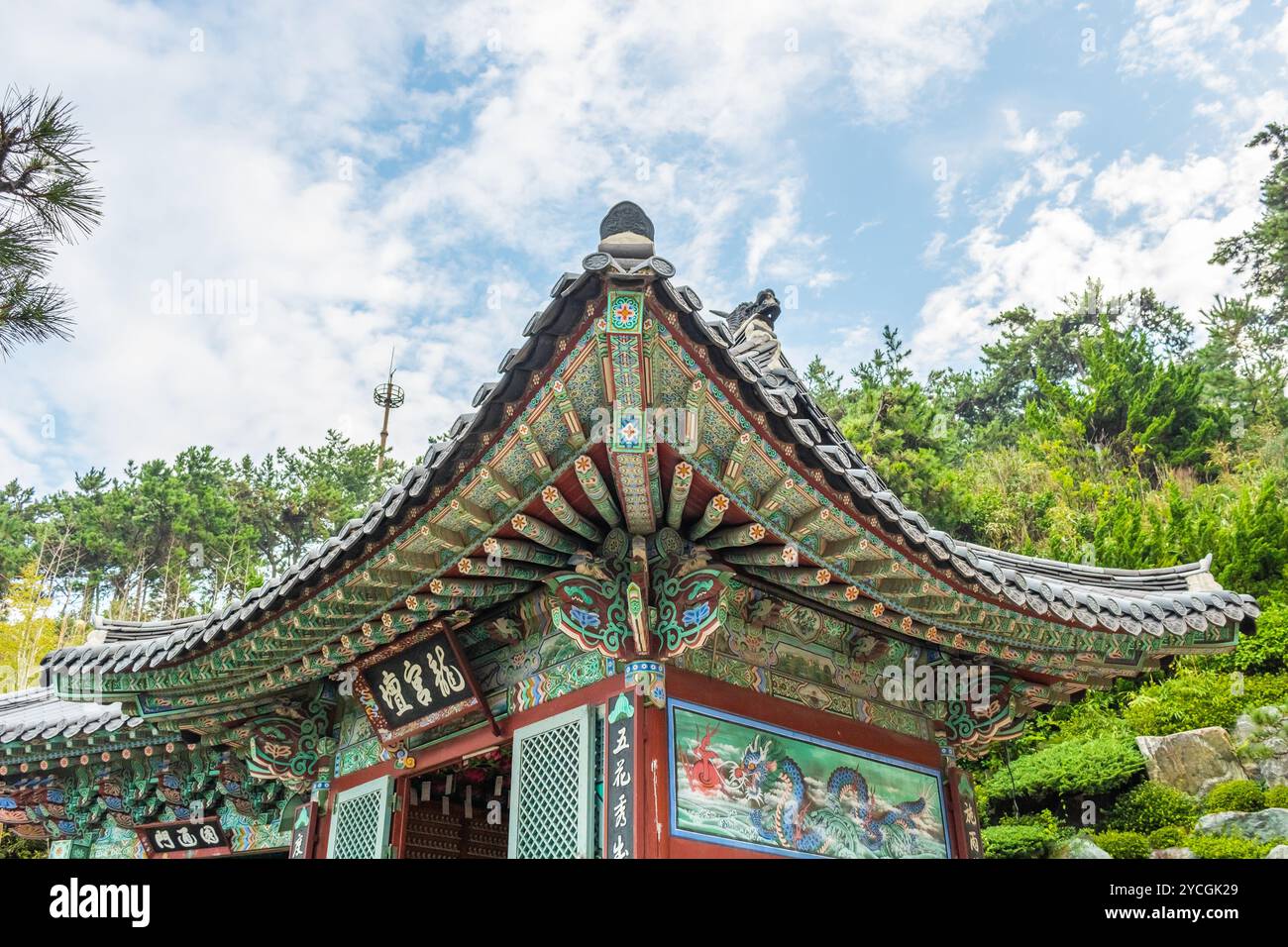 Busan, Südkorea - 21. August 2019: Architektur der Pagode des Haedong Yonggungsa-Tempels. Stockfoto