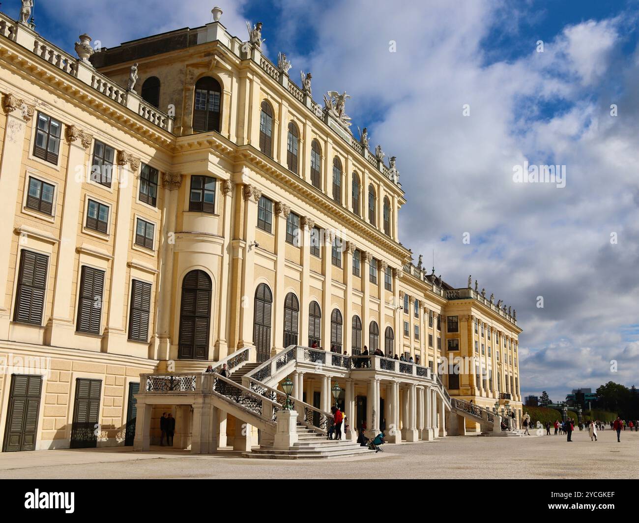 Wien, Österreich - 6. Oktober 2024: Touristen im Schloss Schönbrunn Wien - Sommerresidenz Habsburg, UNESCO-Weltkulturerbe Stockfoto