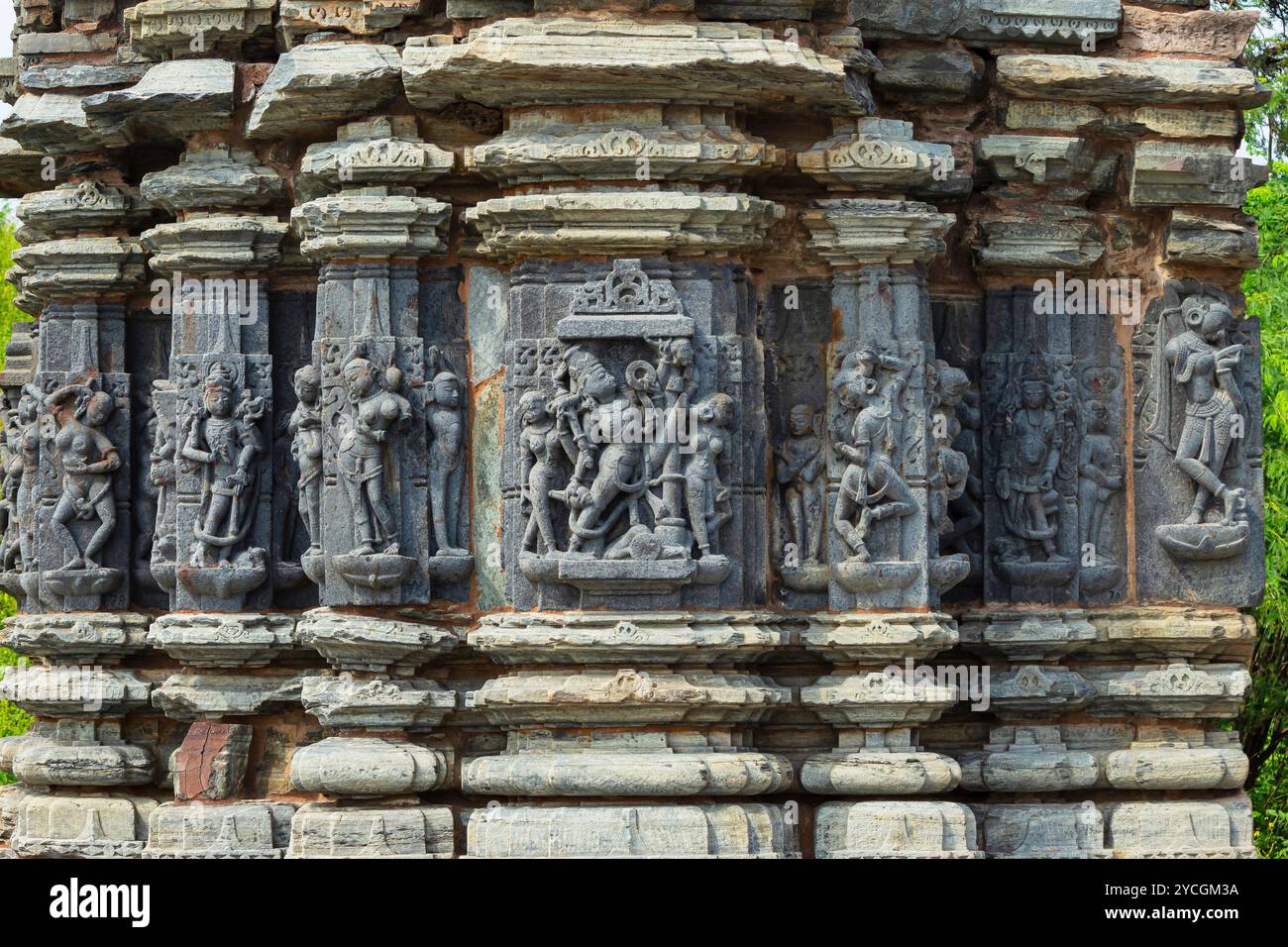 Mauer des sekundären Schreins nordwestliche Ecke des Someshwar Mahadev Tempels. Die zentrale Figur zeigt die Trivikrama-Form von Vishnu mit den Tänzern apsara Stockfoto