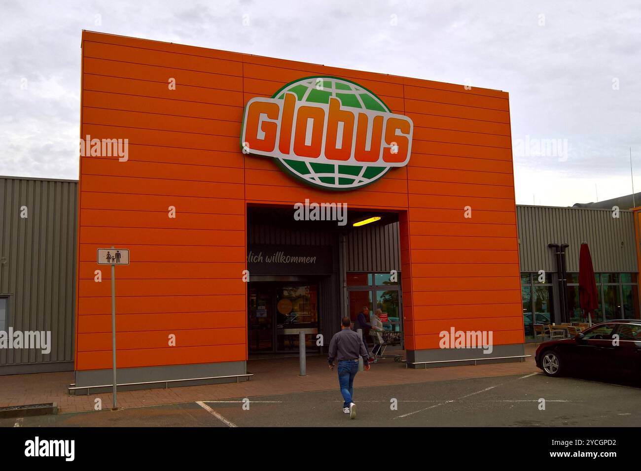 Globus SB-Supermarkt. Die Globus-Gruppe unter Führung der Globus Holding GmbH und Co KG ist ein Einzelhandelsunternehmen mit Sitz in St. Wendel. Zur Globus Holding gehören die unternehmensinternen Markthallen genannten Globus-Verbrauchermärkte in Deutschland, Russland und Tschechien sowie die Globus-Fachmärkte mit den Globus-Baumärkten und bis Oktober 2022 auch den AlphaTecc - Elektrofachmärkte *** Globus Self-Service Supermarkt die Globus-Gruppe, geführt von Globus Holding GmbH und Co KG, ist eine Einzelhandelsgesellschaft mit Sitz in St Wendel Globus Holding, besitzt die Globus-Hypermärkte in Deutschland, Russland und t Stockfoto