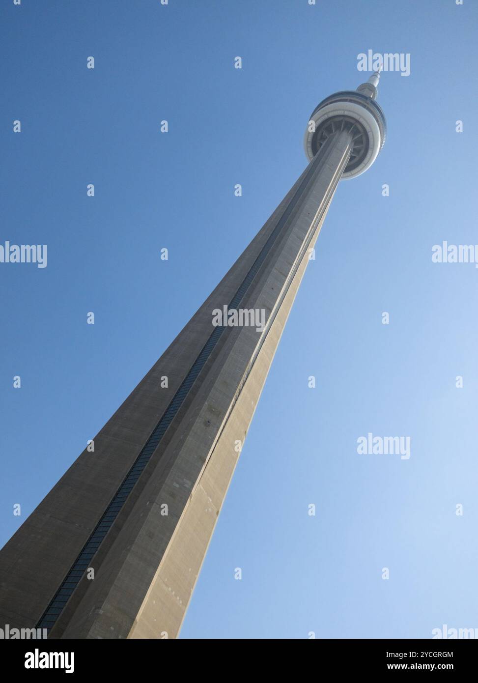 Blick von unten auf den CN Tower in der Innenstadt von Toronto in Kanada Stockfoto