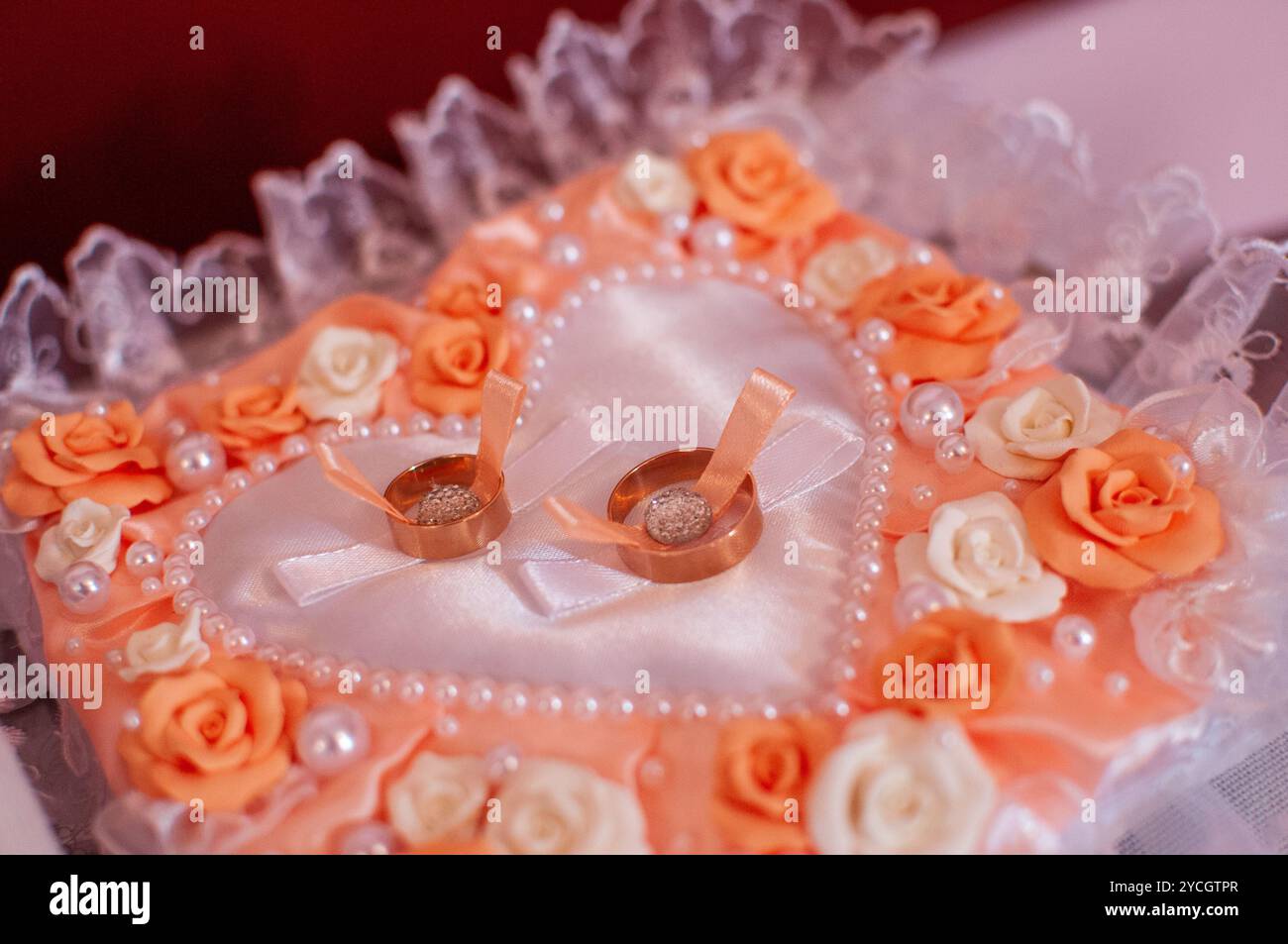 Elegantes Ehering-Kissen mit Rosen und Perlen. Stockfoto