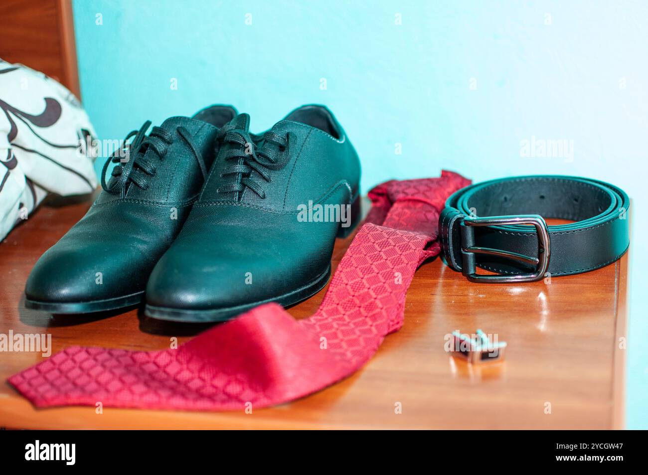 Elegante formelle Outfit-Accessoires auf einem Holztisch. Stockfoto