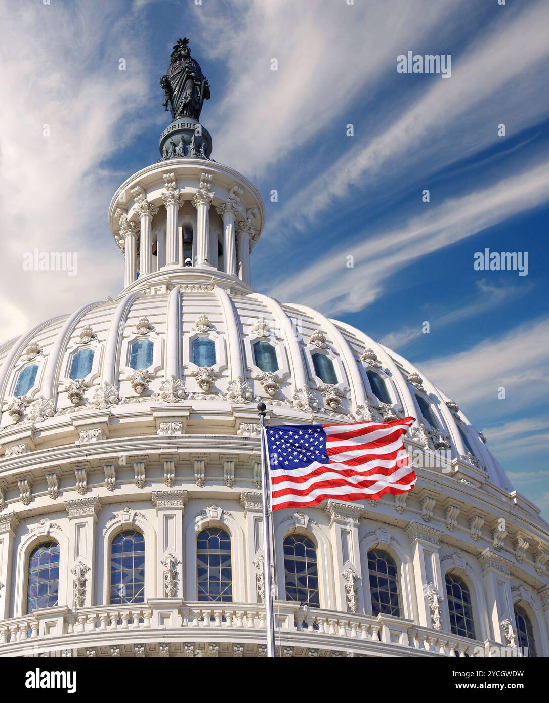 Amerikanische Flagge winkt vor dem Dach des US-Kapitols in Washington DC Stockfoto