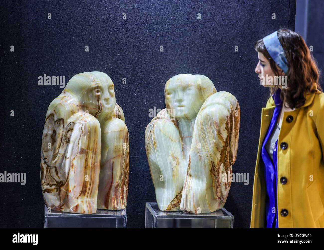 association of Art & Antiques Dealers, Berkeley Square Fair, London 23 Oct 2024 Paul Vamnstone Onix Skulpturen aus Iran auf der LAPADA Fair, die bis 27. Oktober in Berkeley Squsre läuft. Quelle: Paul Quezada-Neiman/Alamy Live News Stockfoto