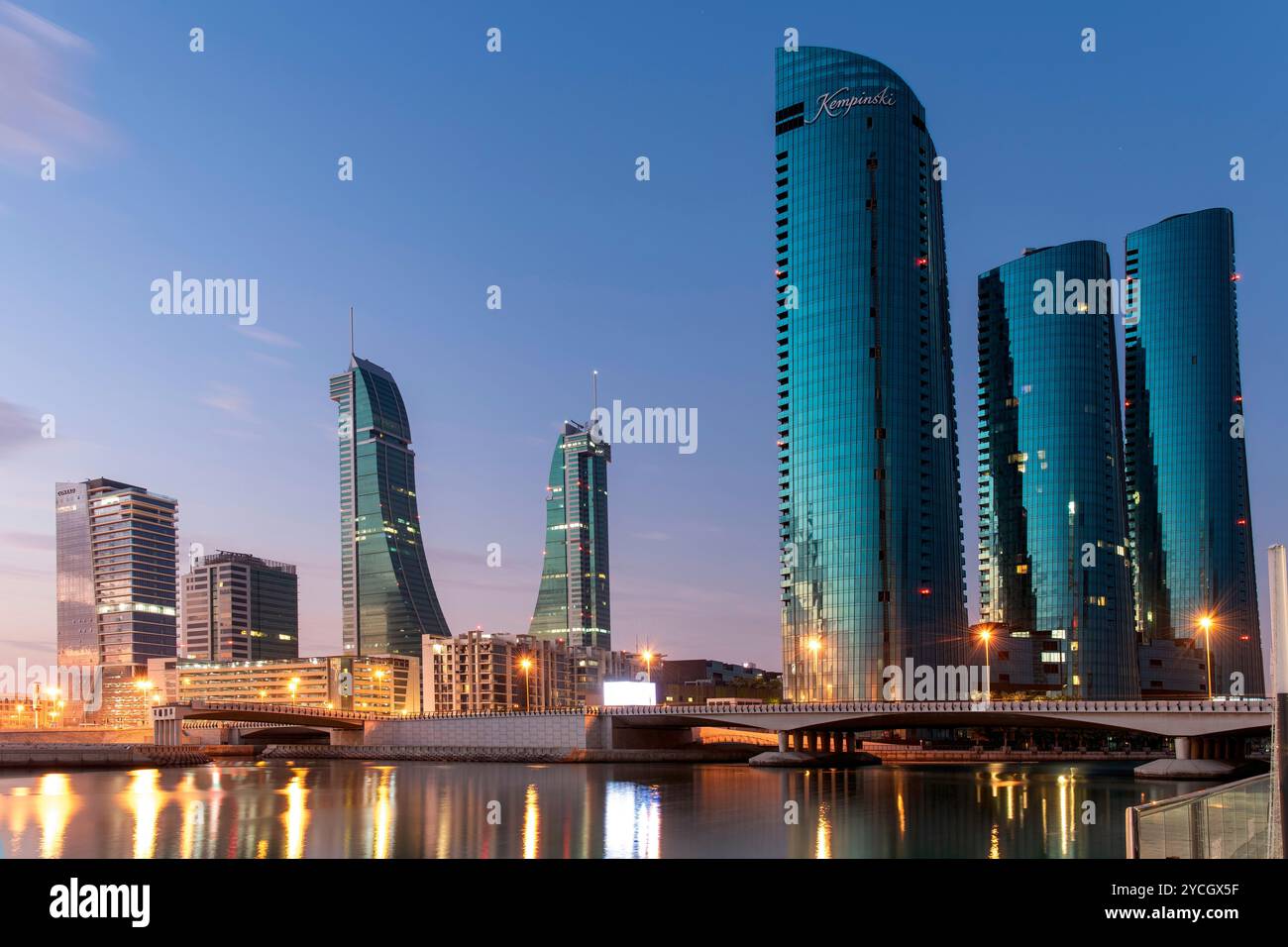 Bahrain Financial Harbor, Harbor Towers, Blick auf die Skyline von Bahrain Sonnenuntergang Sonnenaufgang Stockfoto