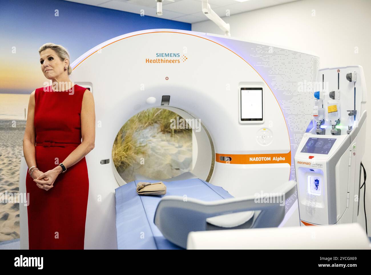 ALKMAAR - Königin Maxima während ihres Arbeitsbesuchs in der Noordwest Hospital Group. Das Thema des Besuchs ist die Zukunft der Pflege, wobei der Schwerpunkt auf der regionalen Zusammenarbeit und dem Einsatz von Technologien zur Verringerung des Verwaltungsaufwands und zur Verbesserung der Behandlung liegt. ANP SEM VAN DER WAL niederlande aus - belgien aus Stockfoto