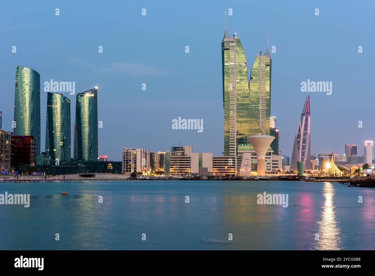 Bahrain Financial Harbor, Harbor Towers, Blick auf die Skyline von Bahrain Sonnenuntergang Sonnenaufgang Stockfoto