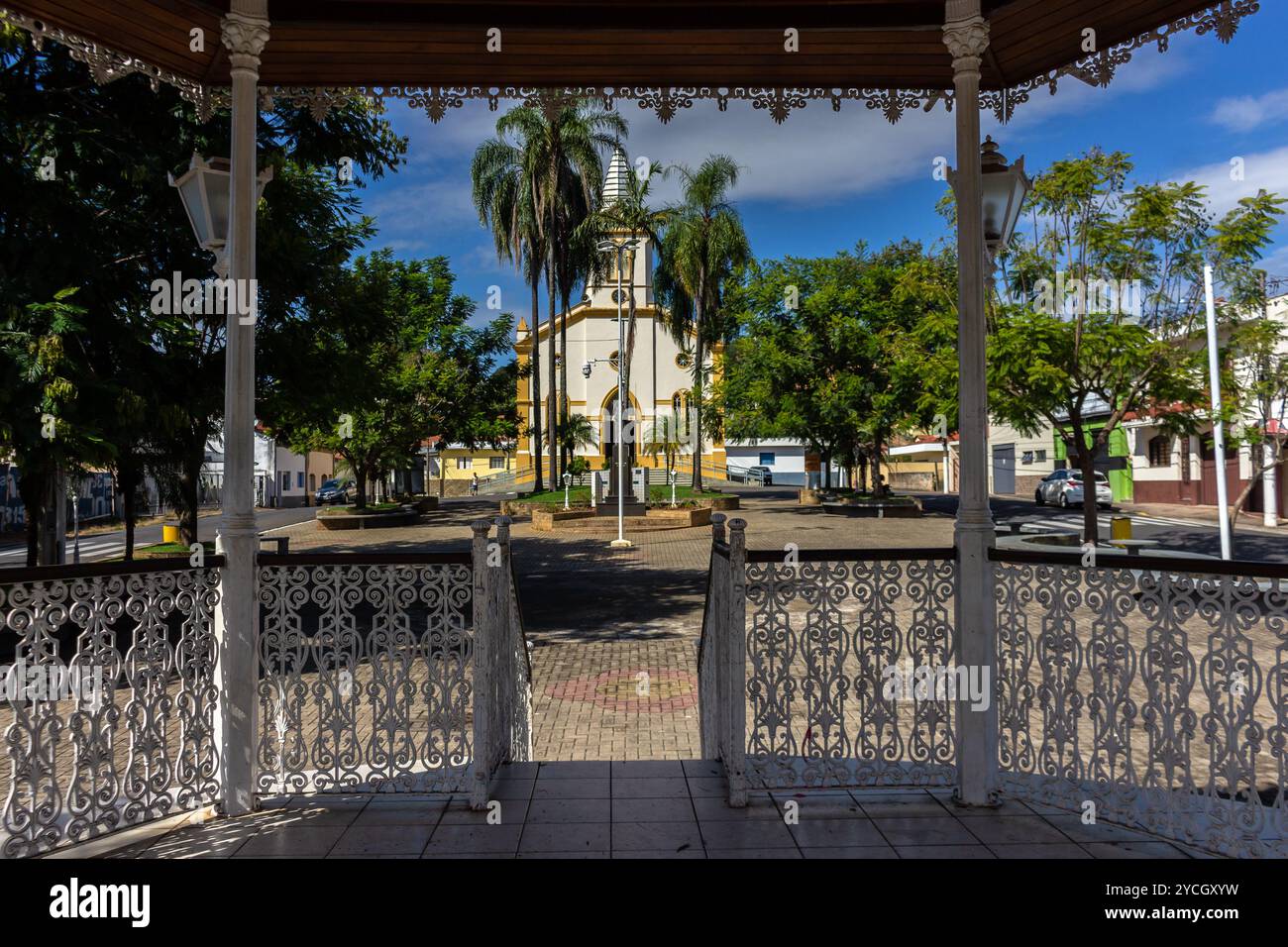 Lindoia, Sao Paulo, Brasilien. März 2022. Blick auf die Bühne des Humberto Amaral Platzes, mit der Pfarrei Nossa Senhora das Brotas im Hintergrund Stockfoto