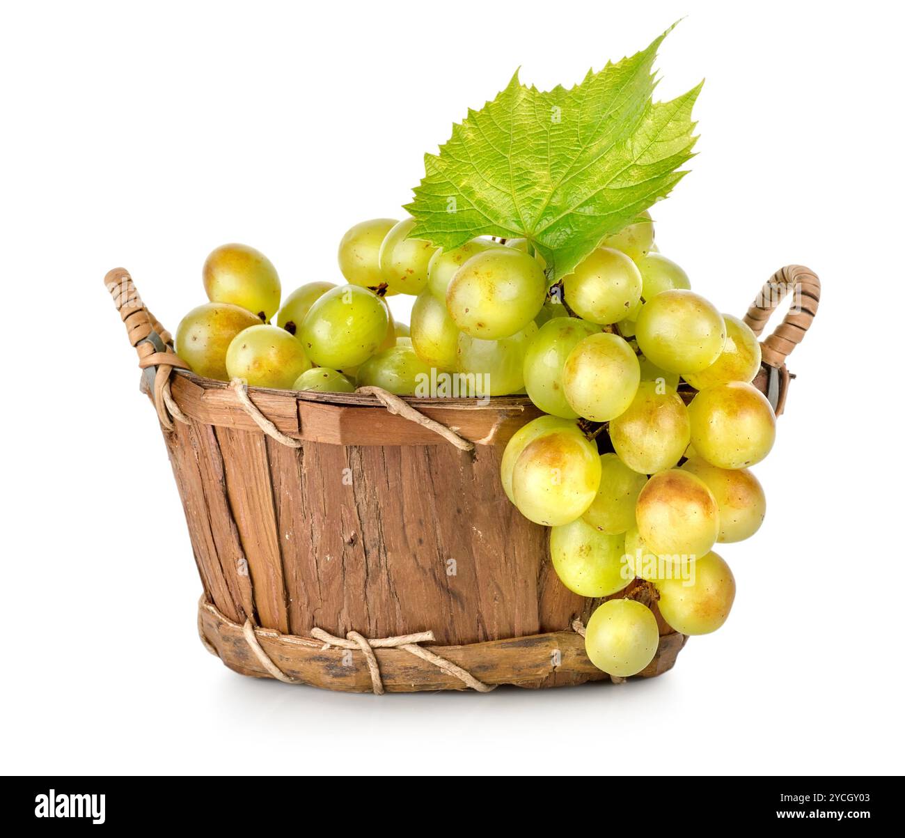 Trauben in einem hölzernen Korb isoliert Stockfoto