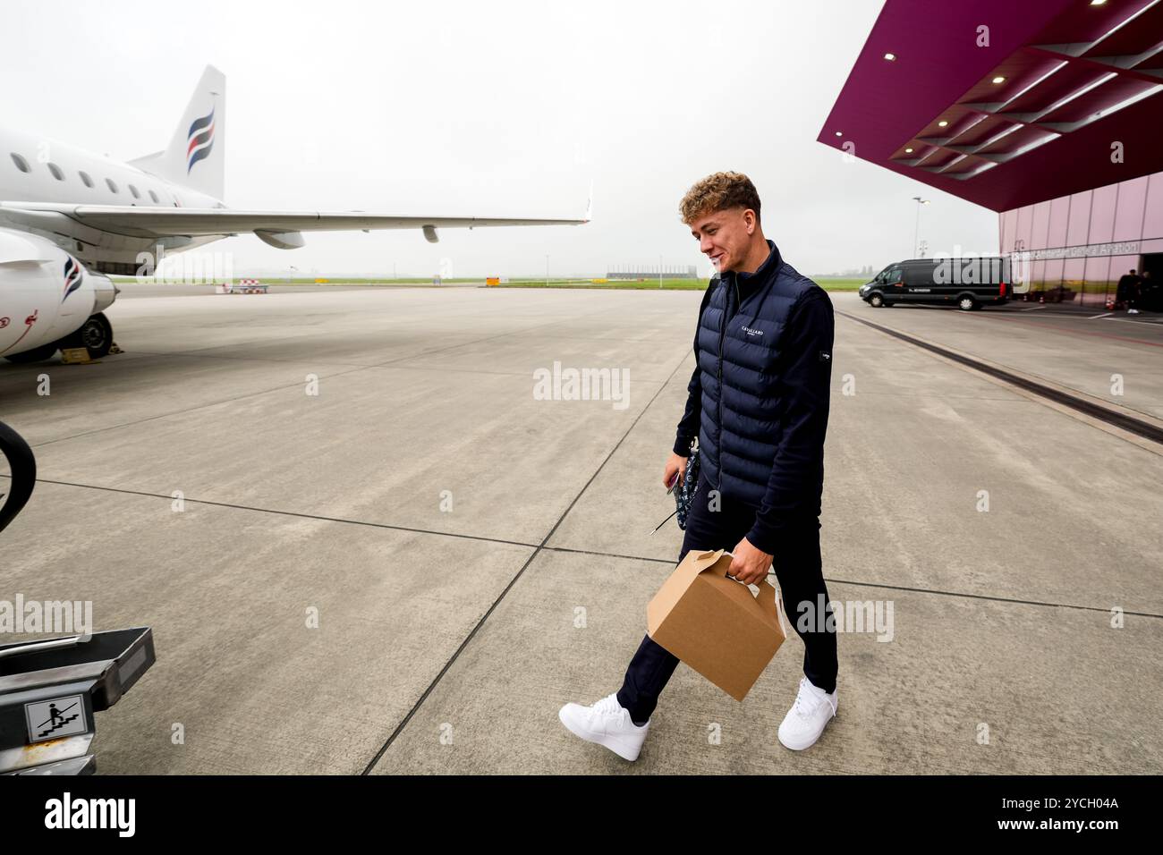 Amsterdam, Niederlande. Oktober 2024. AMSTERDAM, NIEDERLANDE - 23. OKTOBER: Sven Mijnans von AZ Alkmaar besteigt das Flugzeug vor dem Spiel der UEFA Europa League 2024/25 League Phase MD3 gegen Tottenham Hotspur in Schiphol am 23. Oktober 2024 in Amsterdam. (Foto von Ed van de Pol/Orange Pictures) Credit: Orange Pics BV/Alamy Live News Stockfoto