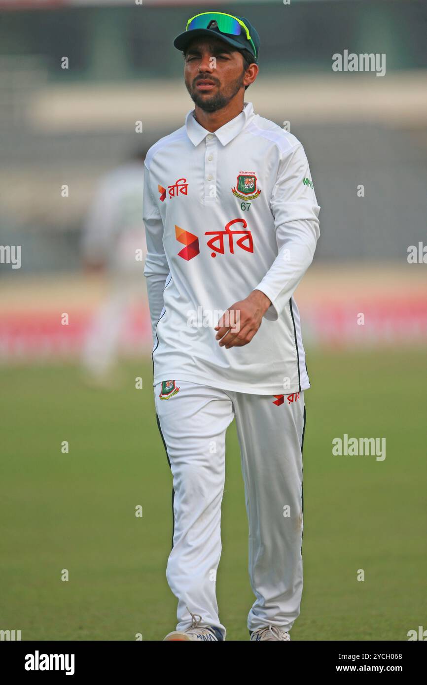 Mominul Haque während des ersten Testtages in Bangladesch und Südafrika im Sher-e-Bangla National Cricket Stadium in Mirpur, Dhaka, Bangladesch, Oktober Stockfoto