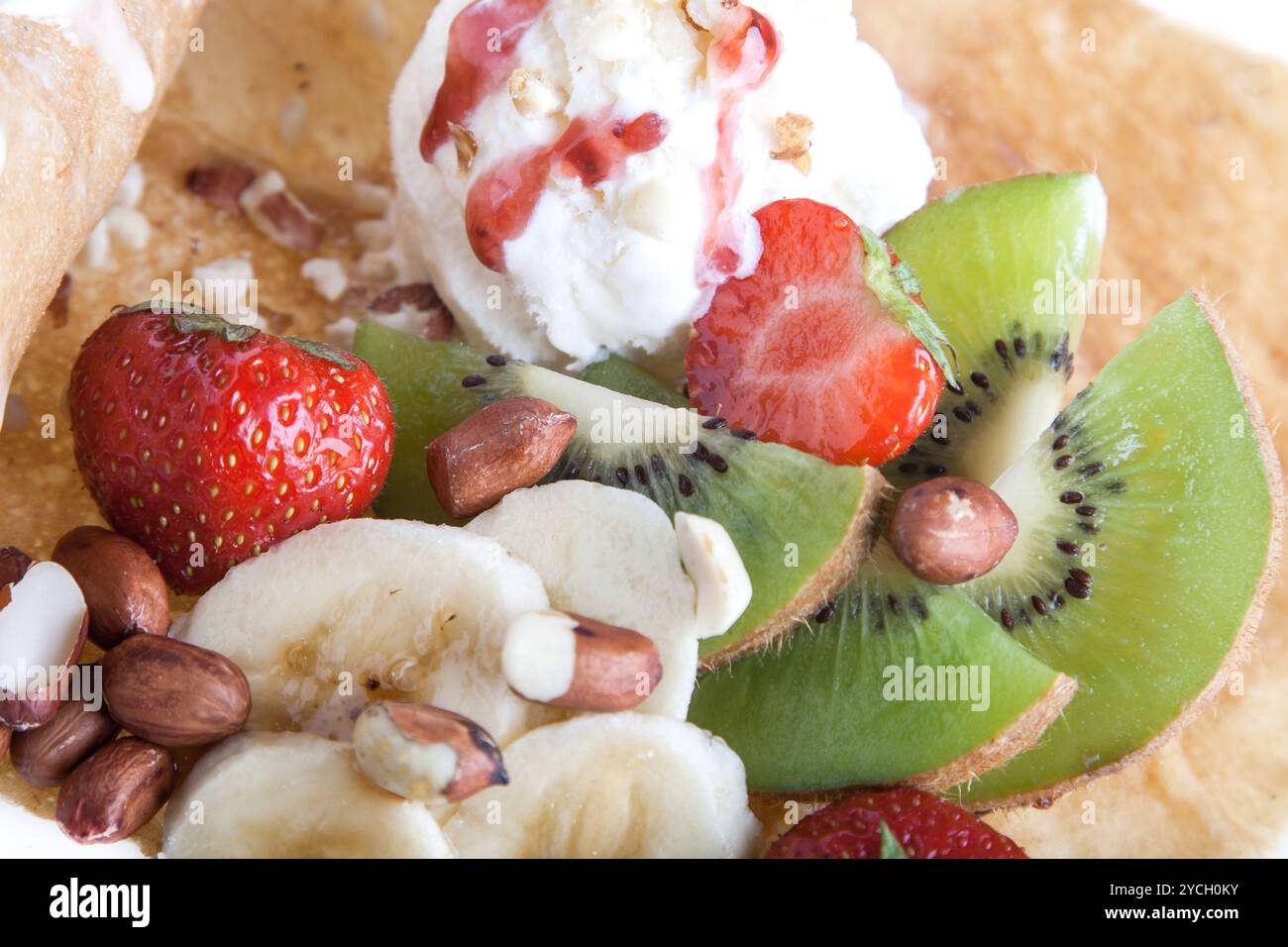 Gerollte Pfannkuchen mit Eis und Obst Stockfoto