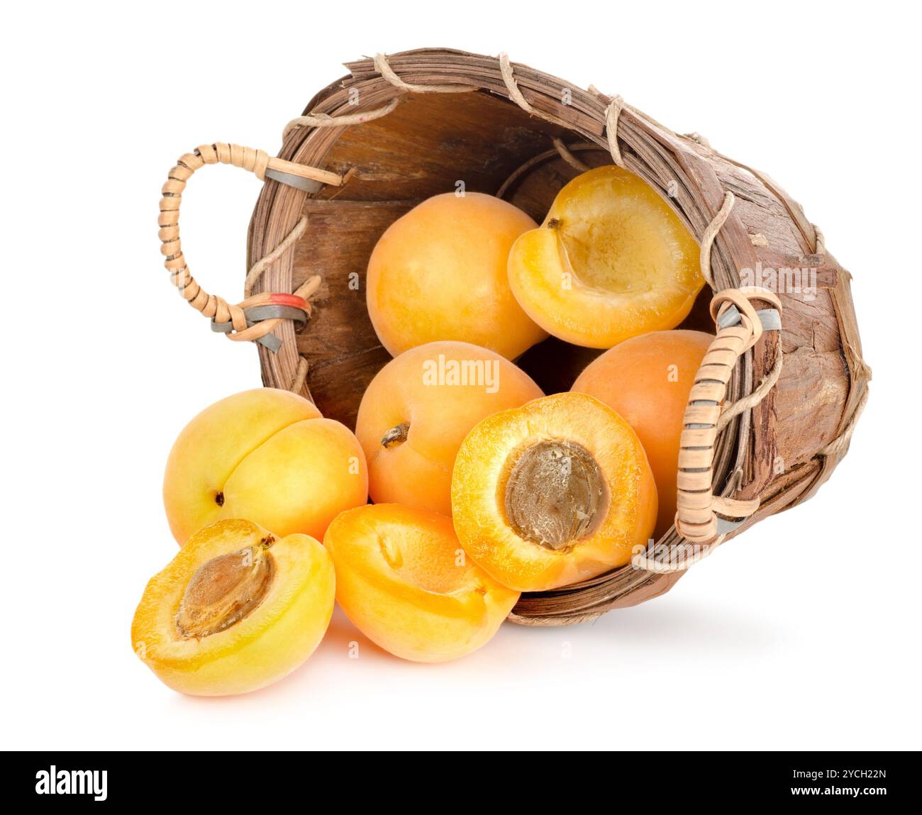 Reife Aprikosen in einem hölzernen Korb Stockfoto