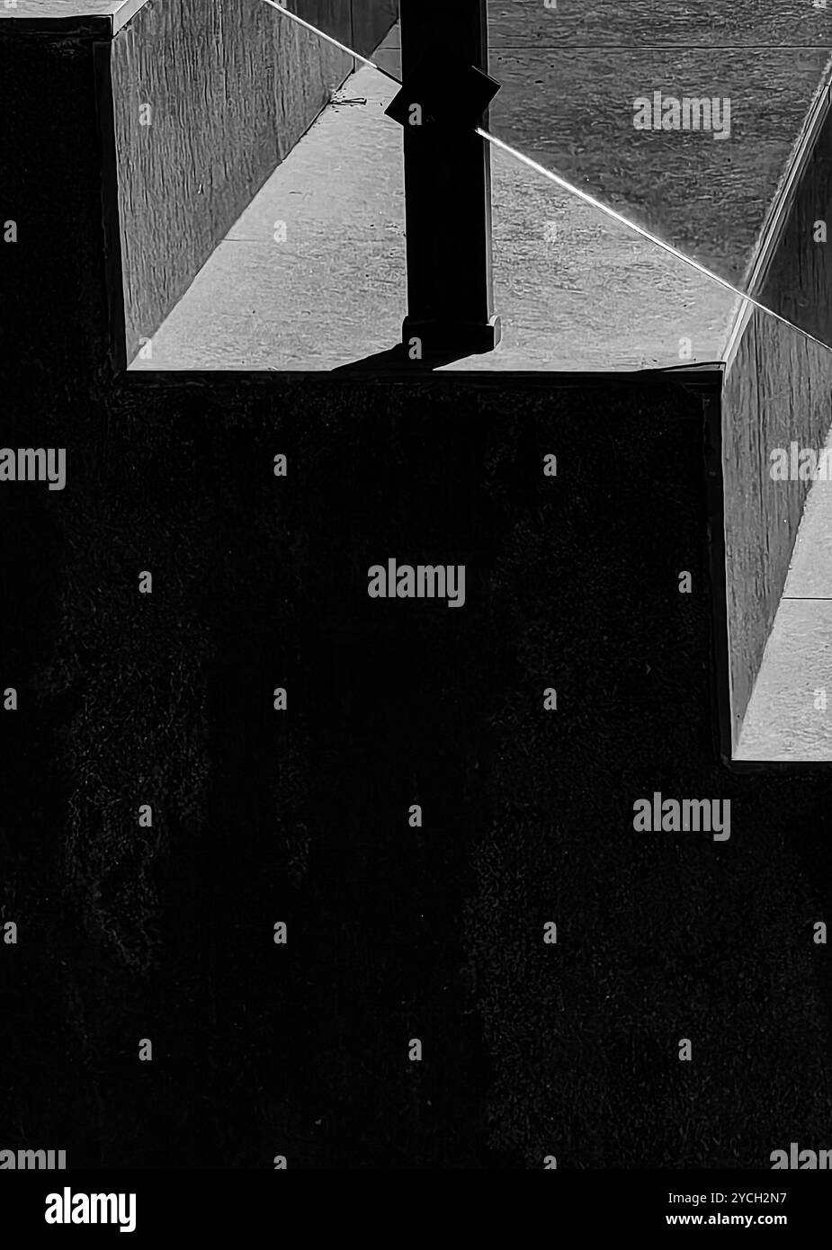 Betontreppe Nahaufnahme: Licht und Schatten an einem sonnigen Tag Stockfoto