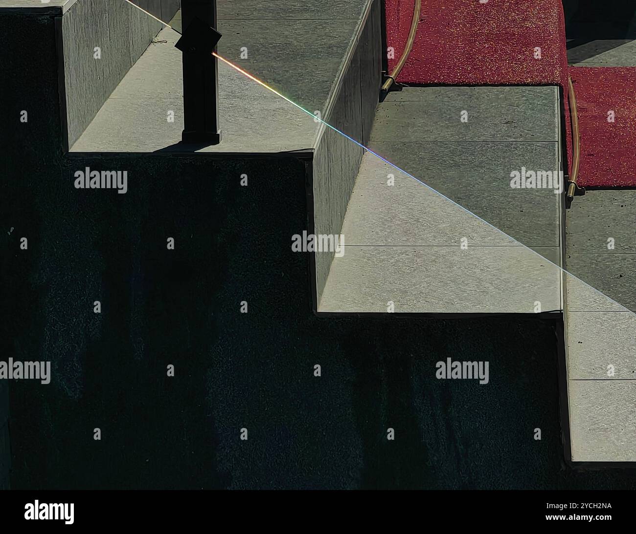 Betontreppe Nahaufnahme: Licht und Schatten an einem sonnigen Tag Stockfoto