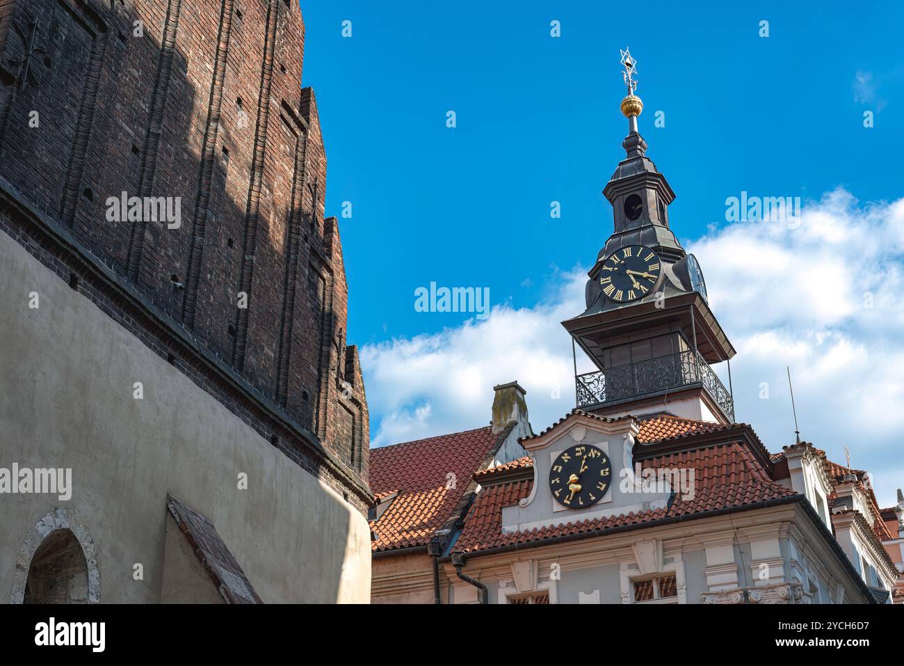 Die Alte neue Synagoge und das jüdische Rathaus stehen nebeneinander im jüdischen Viertel von Prag unter blauem Himmel Stockfoto