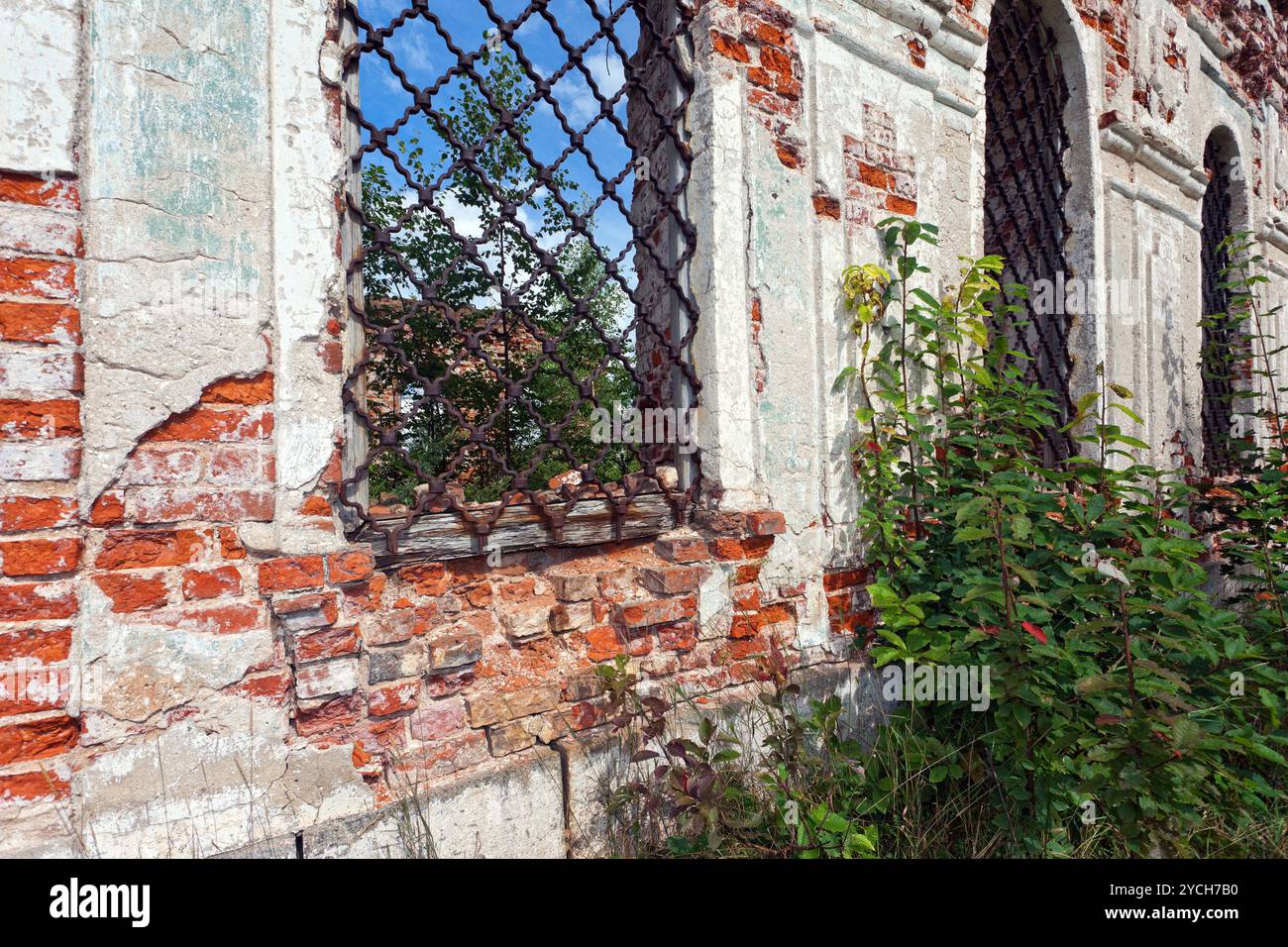 Wand der zerstörten Kirche Stockfoto