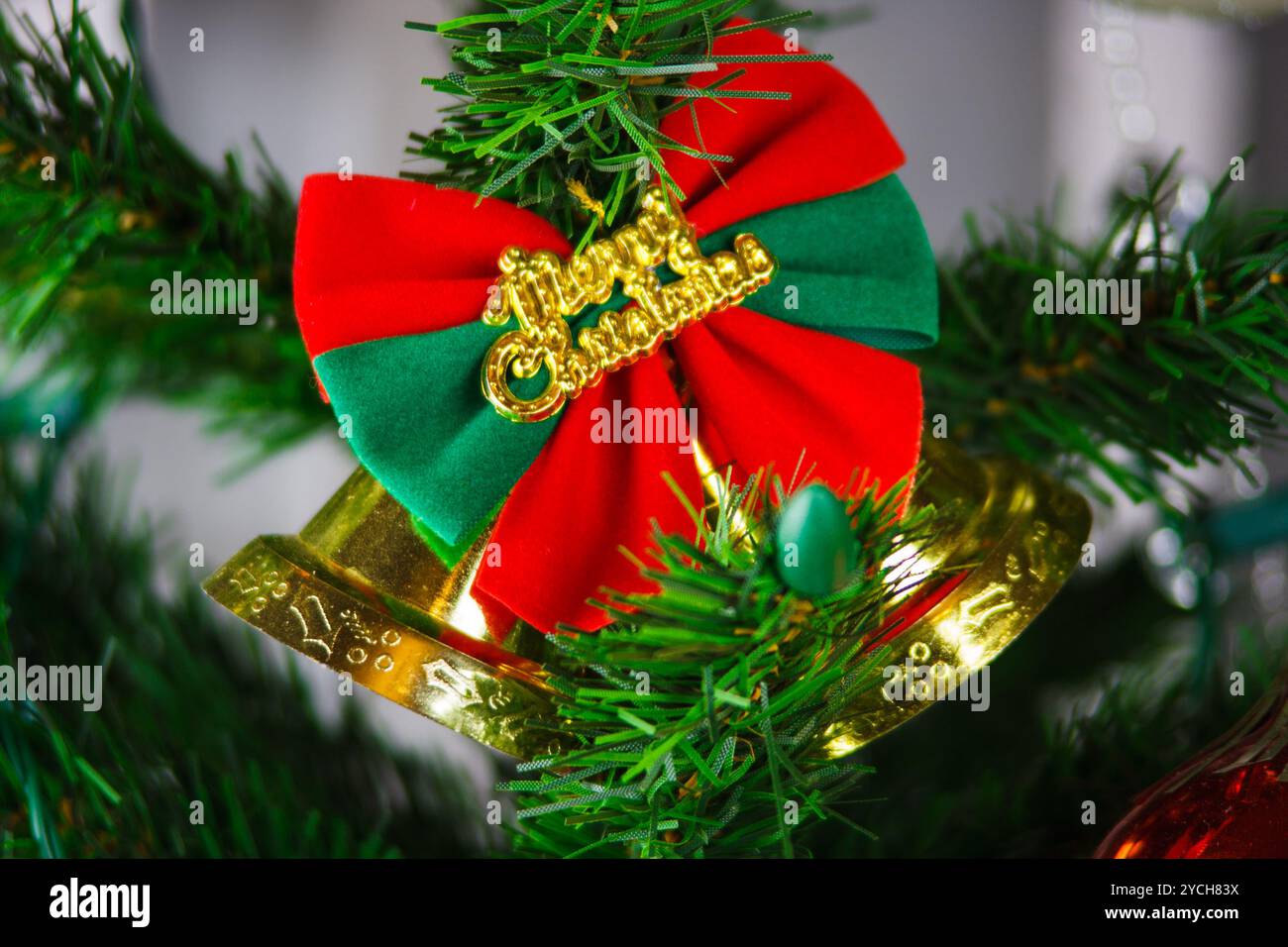 Weihnachten Bell an den Weihnachtsbaum hängen Stockfoto