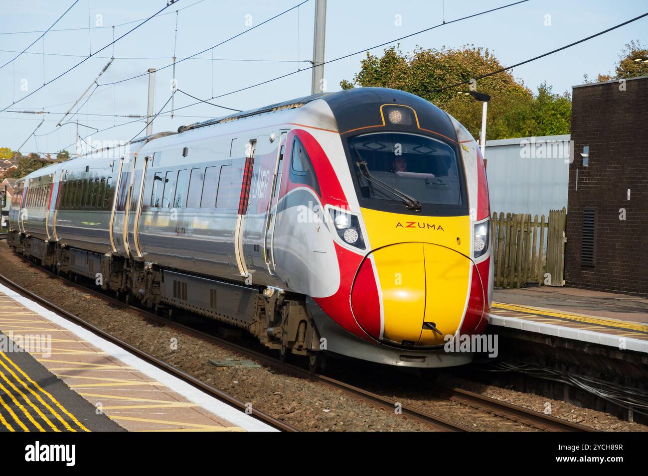 British Rail 800 Class, Azuma, Expresszug, der durch den Bahnhof Grantham auf dem Weg nach London Kings Cross fährt. Grantham, Lincolnshire, Englan Stockfoto