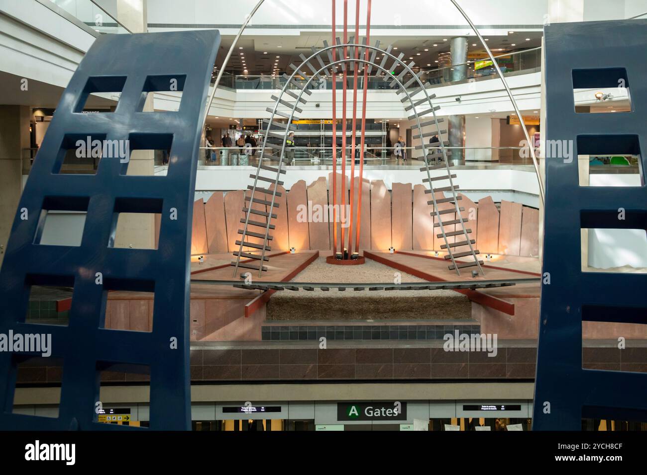 Denver, Colorado - Dual Meridian, Skulptur von David Griggs, in Halle A am Denver International Airport (DEN). Es liegt direkt über der Bahnlinie, die Stockfoto