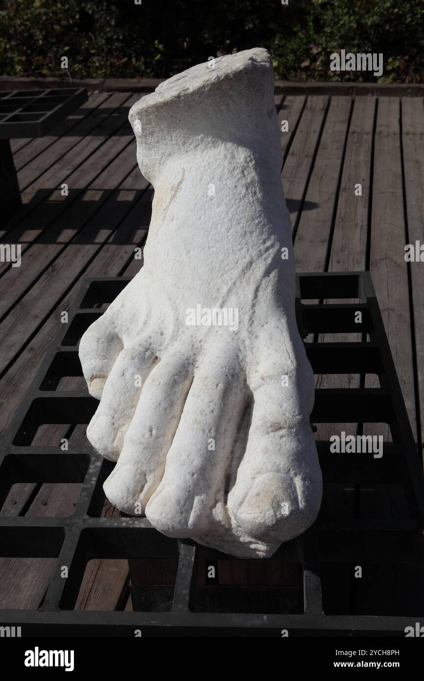 Riesiger Fuß aus Marmor, der in Caesarea gefunden wurde, anscheinend ein kaputtes Stück einer riesigen Skulptur, alle Details sind genau, sogar die Nägel und Adern Stockfoto