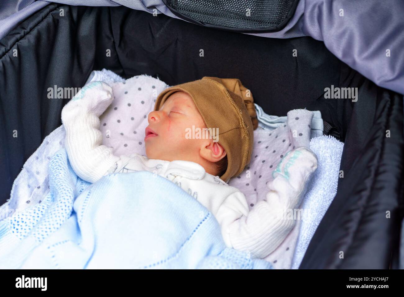 Nahaufnahme eines Babys, das in einem Kinderwagen schläft. Stockfoto Nahaufnahme eines Babys, das in einem Kinderwagen schläft. Stockfoto