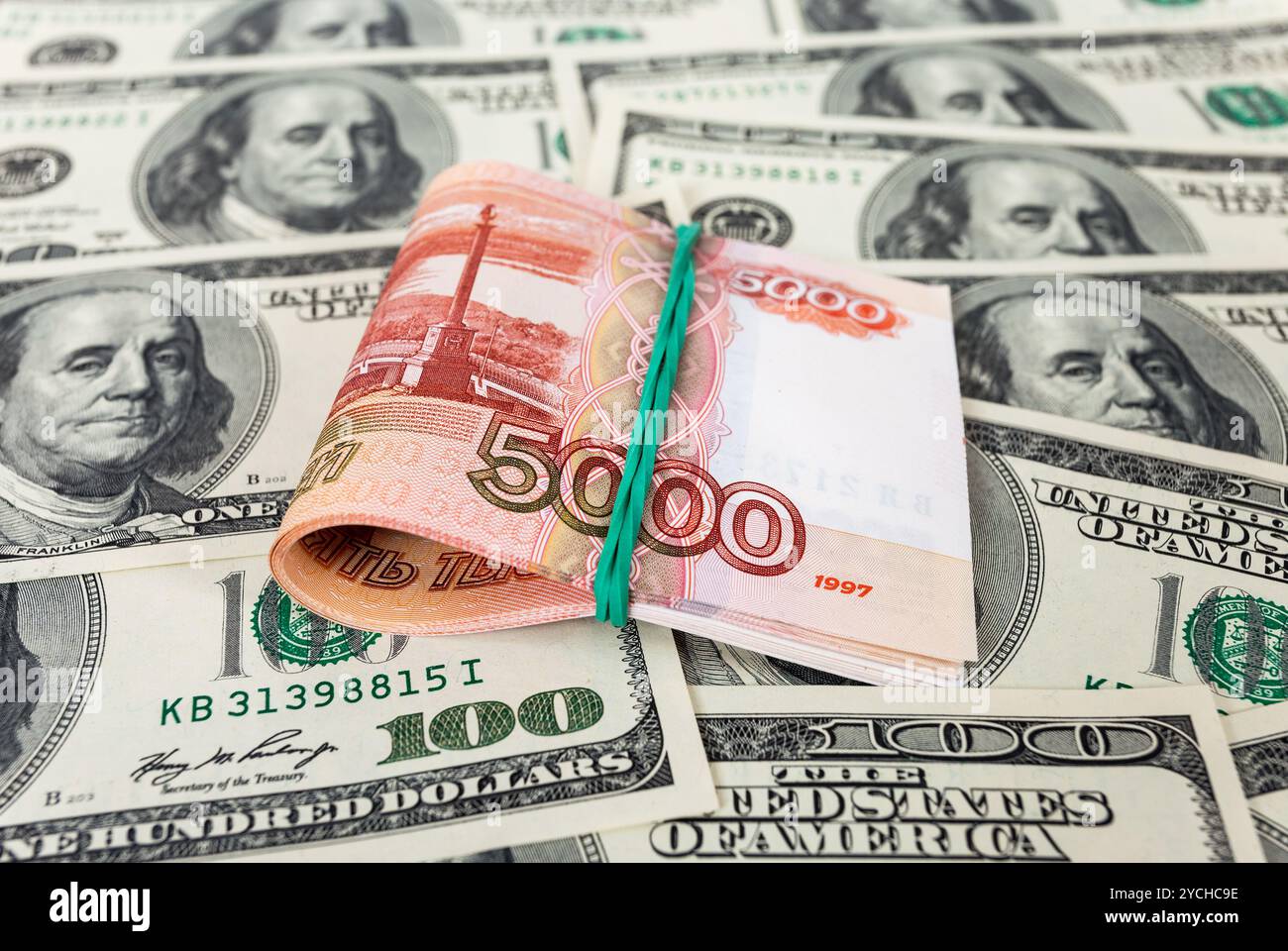 Fünf Tausendstel Rubel Rechnungen auf Dollar Hintergrund gefaltet Stockfoto