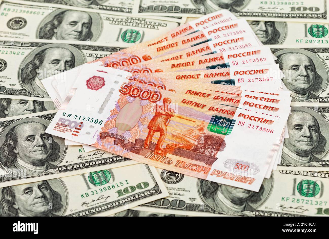 Russische Rubel Rechnungen über Dollar Hintergrund gelegt Stockfoto