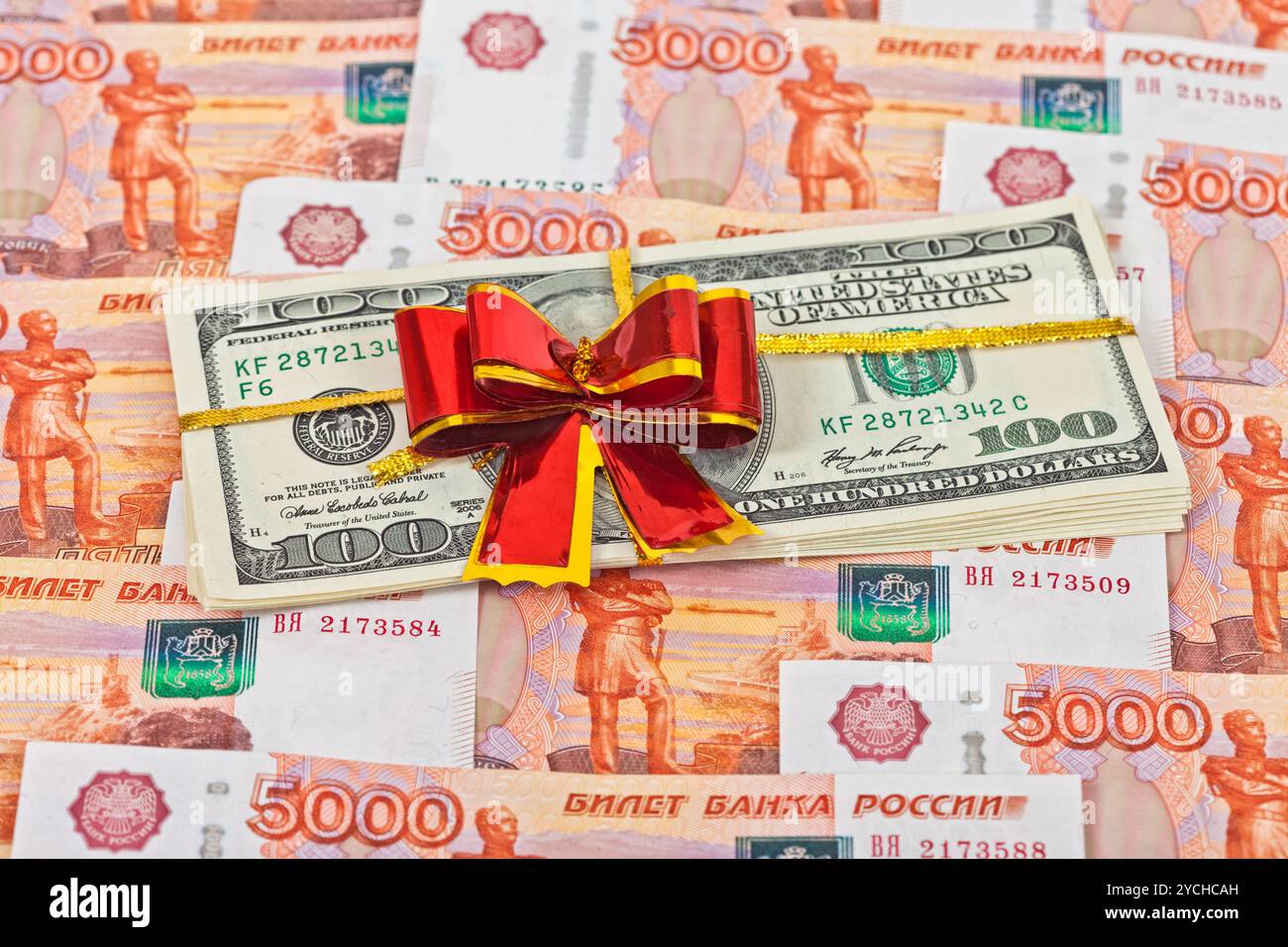 Gefaltete Dollarscheine Verlegung über Rubel Hintergrund Stockfoto