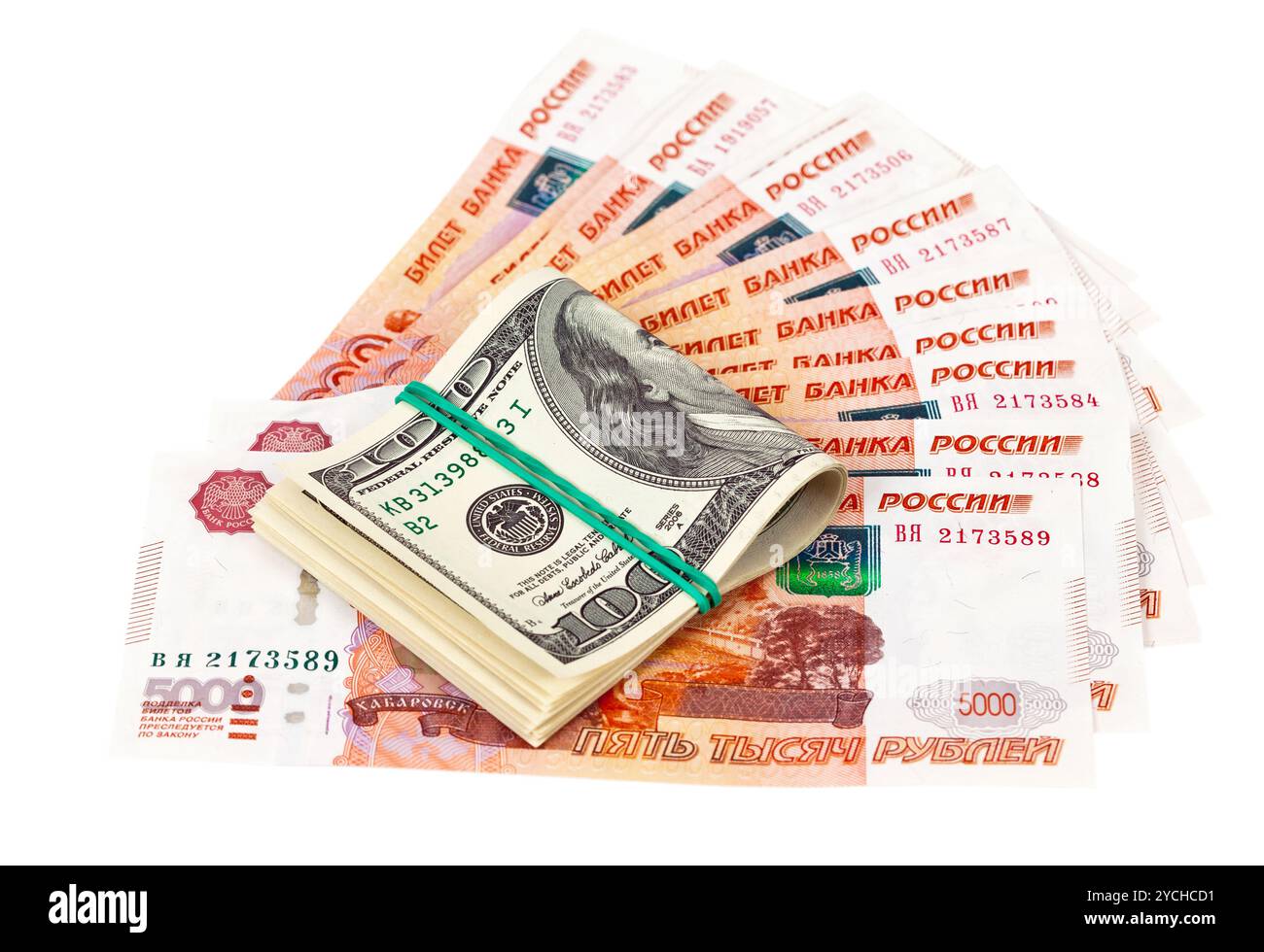 Gefaltete Dollarscheine Verlegung über Rubel Hintergrund Stockfoto