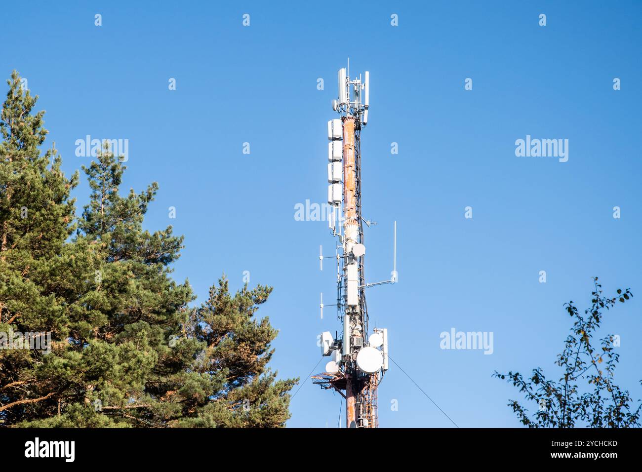 Telekommunikationsturm mit Antennen auf blauem Himmel Hintergrund. Drahtlose Kommunikation. Stockfoto