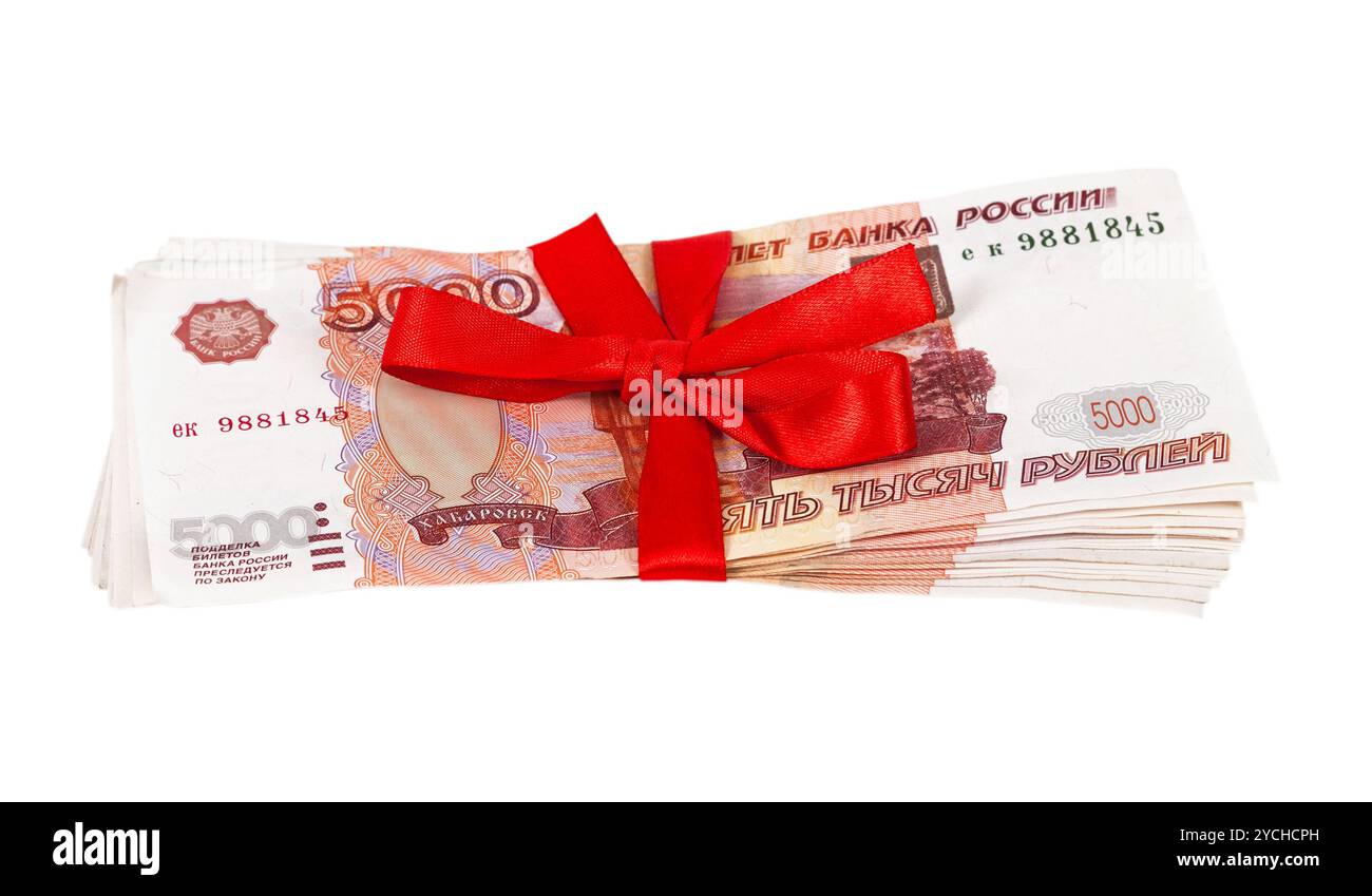 5000 Rubel, umhüllt von Band auf weißem Hintergrund Stockfoto