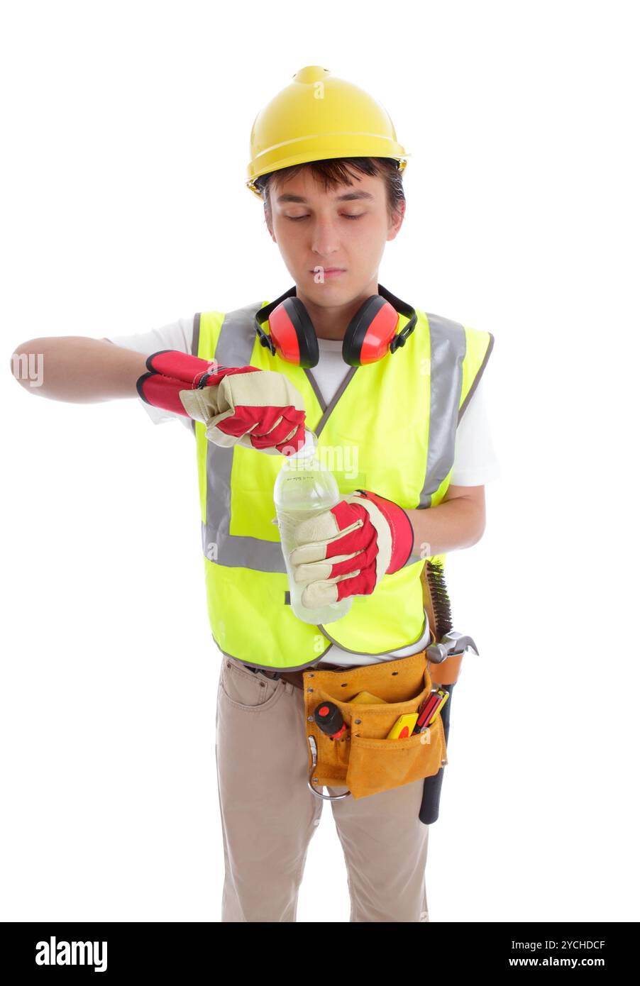 Junge Baumeister trinken eine Flasche Wasser Stockfoto