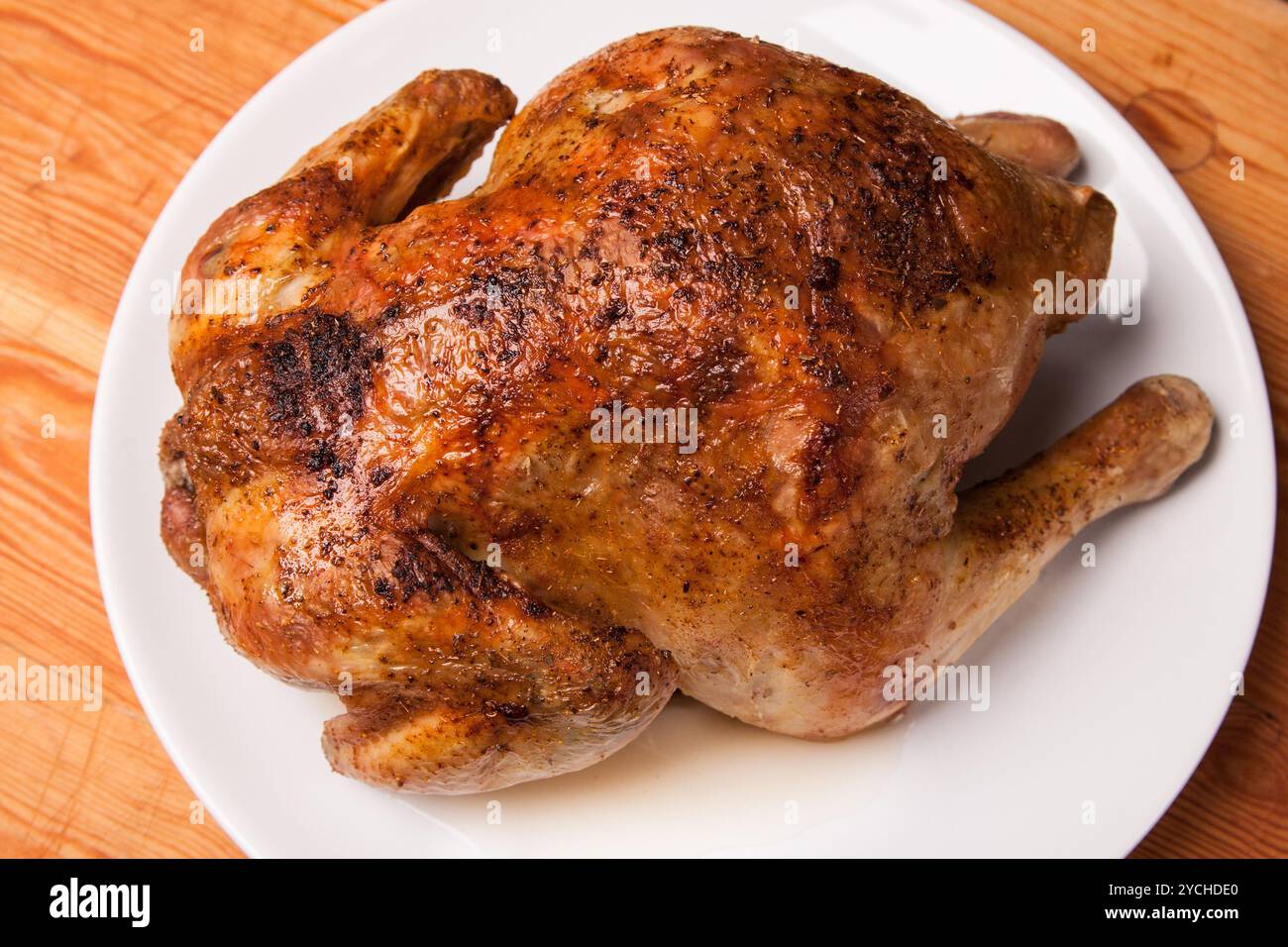 Gebratenes Huhn auf weißem Teller und Holz Stockfoto