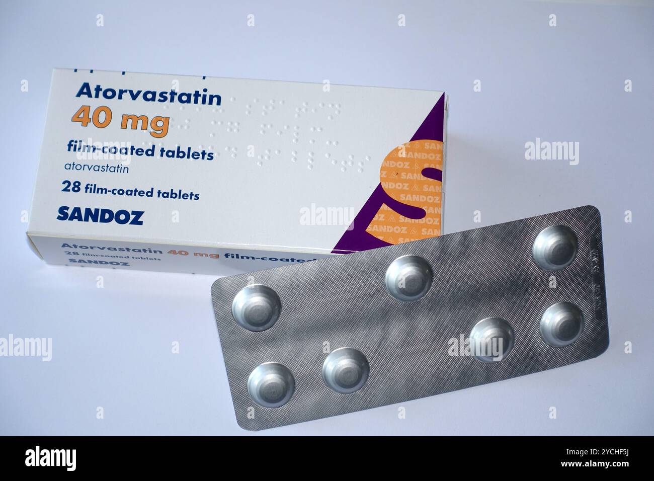 Eine Schachtel mit 28 40 mg Film Coated Atorvastatin (Lipitor) 'Statin' Tabletten von Sandoz, verschrieben zur Senkung des Cholesterinspiegels, England, Vereinigtes Königreich. Stockfoto