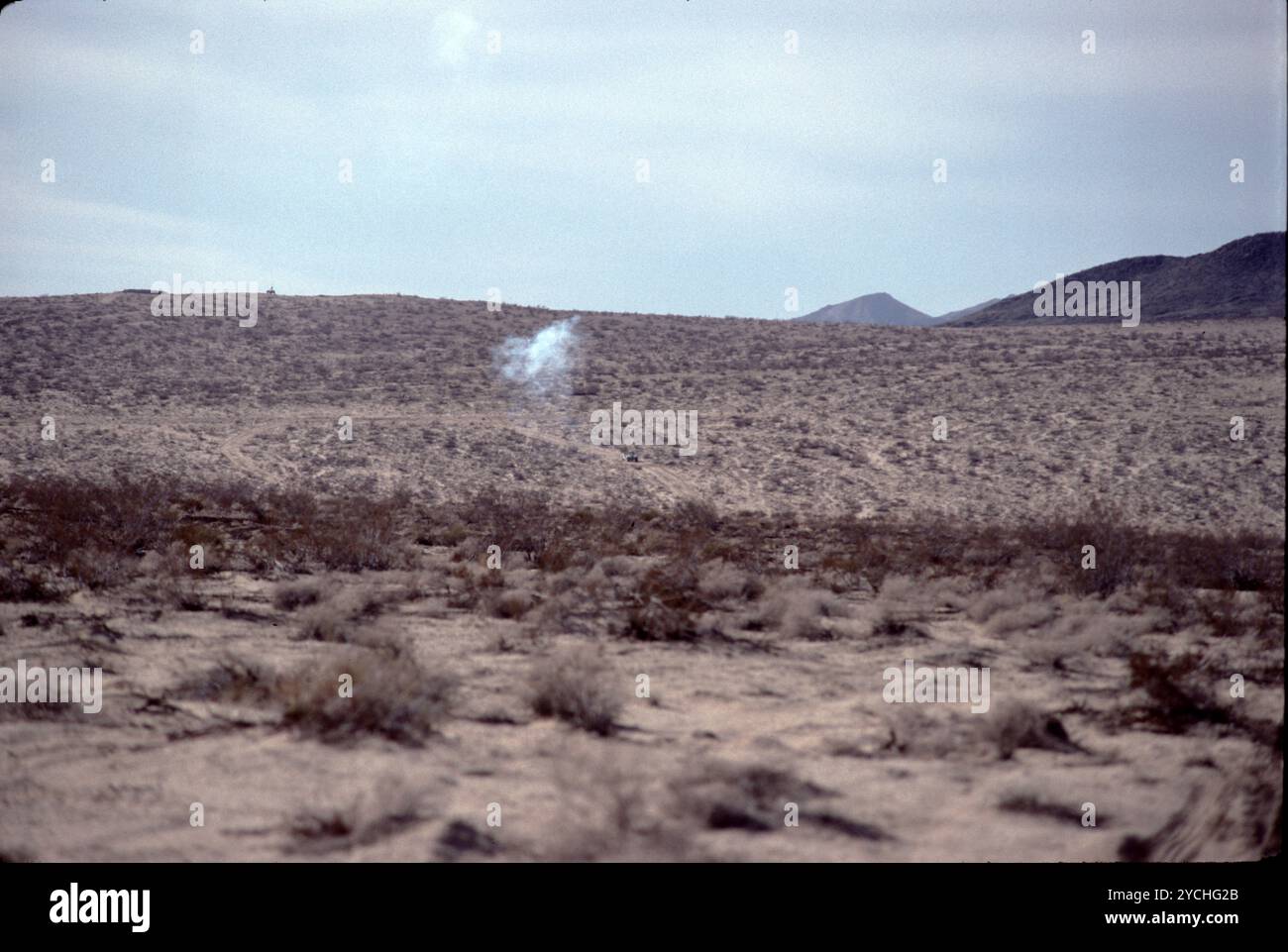 Fort Irwin, CA. USA. Mai 1991. Das Fort Irwin National Training Center (Fort Irwin NTC) ist ein wichtiges Trainingsgebiet für das US-Militär in der Mojave-Wüste im Norden des San Bernardino County, Kalifornien. Fort Irwin liegt auf einer durchschnittlichen Höhe von 2.454 ft (748 m) und liegt 37 mi (60 km) nordöstlich von Barstow in den Calico Mountains. Das National Training Center ist Teil des US Army Forces Command (FORSCOM). Die gegnerische Streitmacht im National Training Center ist das 11. Gepanzerte Kavallerie-Regiment, die Blackhorse Cavalry, die auf der Basis stationiert sind, um eine gegnerische Streitmacht zu bilden Stockfoto