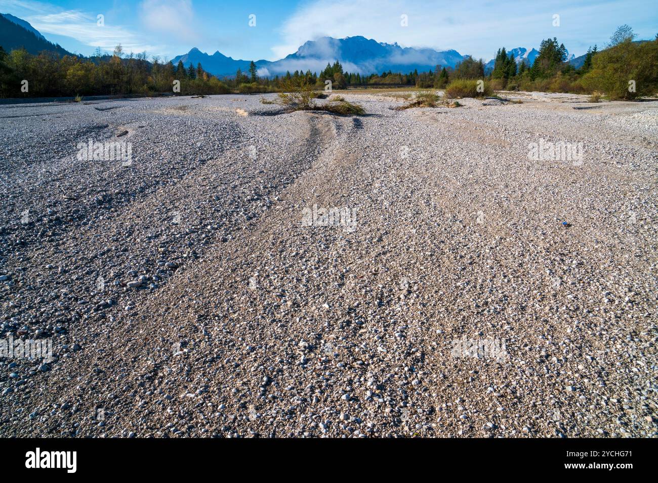 Wasserknappheit im Isartal Kompletter Trockenfall der Isar, deren Wasser bei Krün in einem Kanal zum Walchensee abgeleitet wird und das Restwasser bei Stockfoto