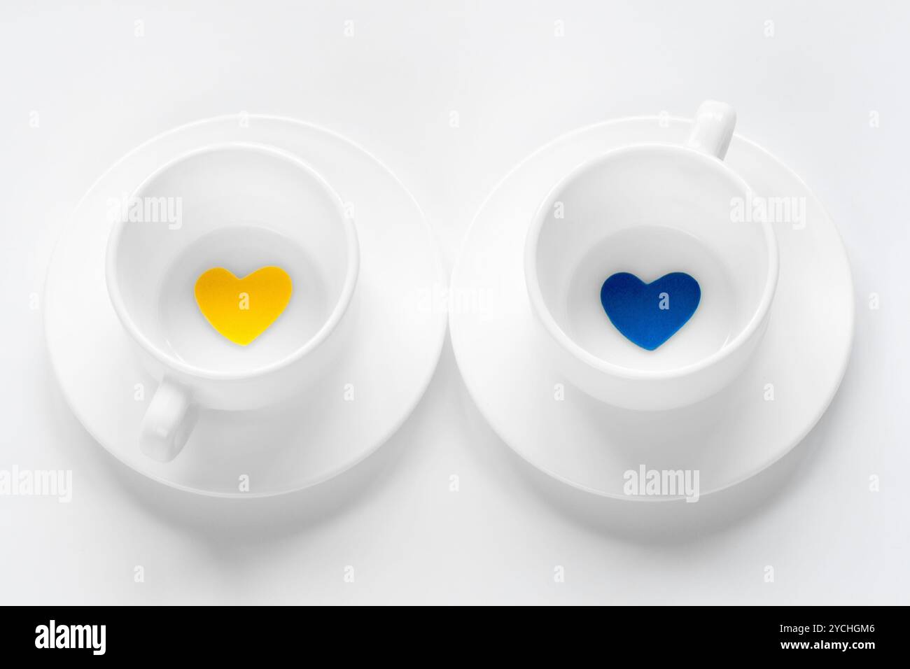 Leere Tasse und Untertasse mit Herzen Stockfoto