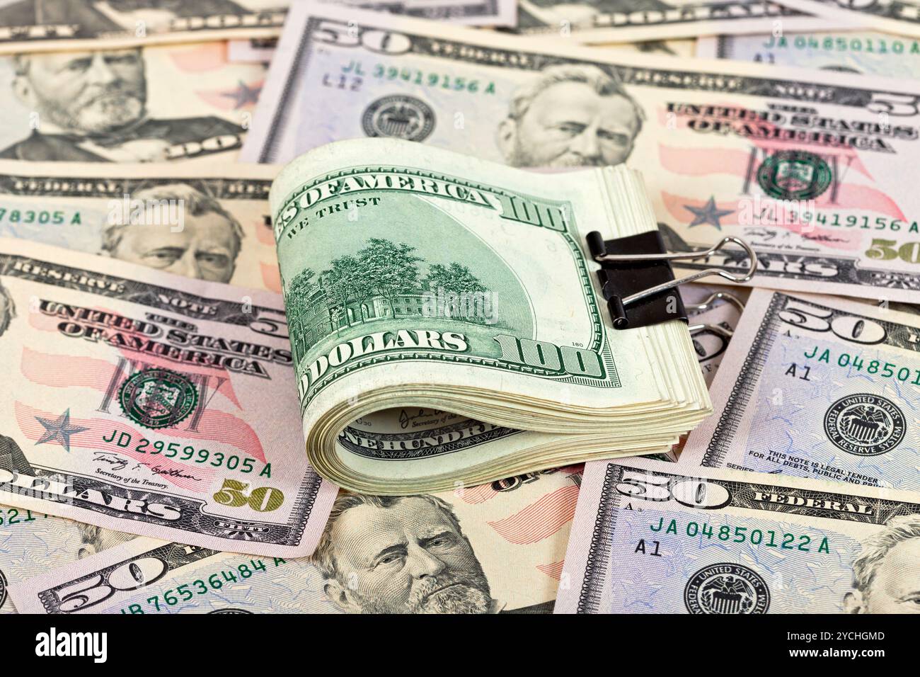 Stapel von hundert Dollar bills Zeile auf Geld-Hintergrund Stockfoto