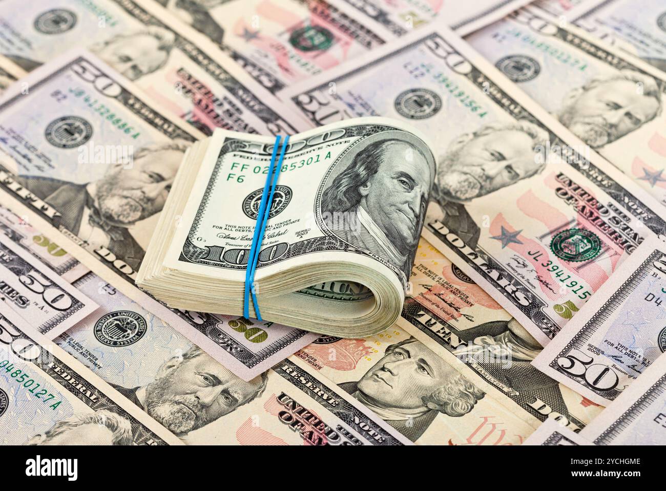 Umhüllt von Kautschuk auf Geld Hintergrund Dollarscheine gefaltet Stockfoto