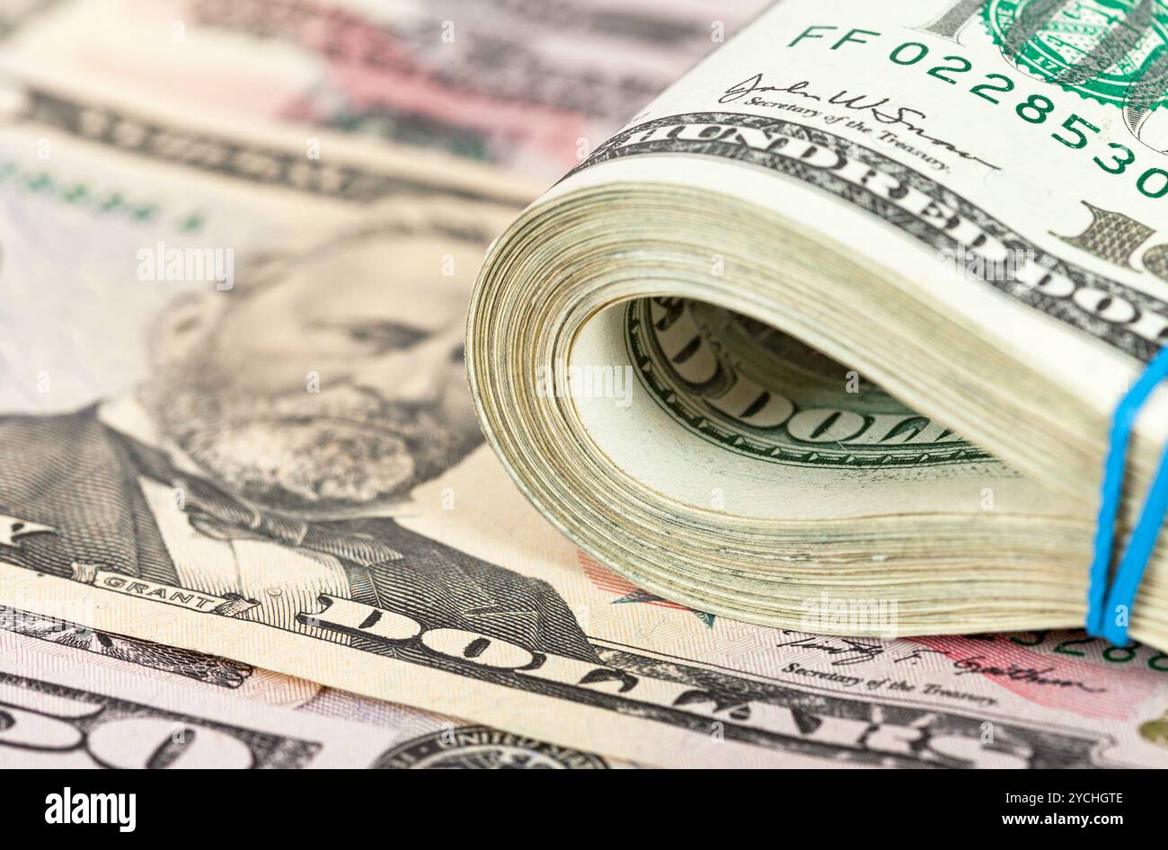 Umhüllt von Kautschuk auf Geld Hintergrund Dollarscheine gefaltet Stockfoto