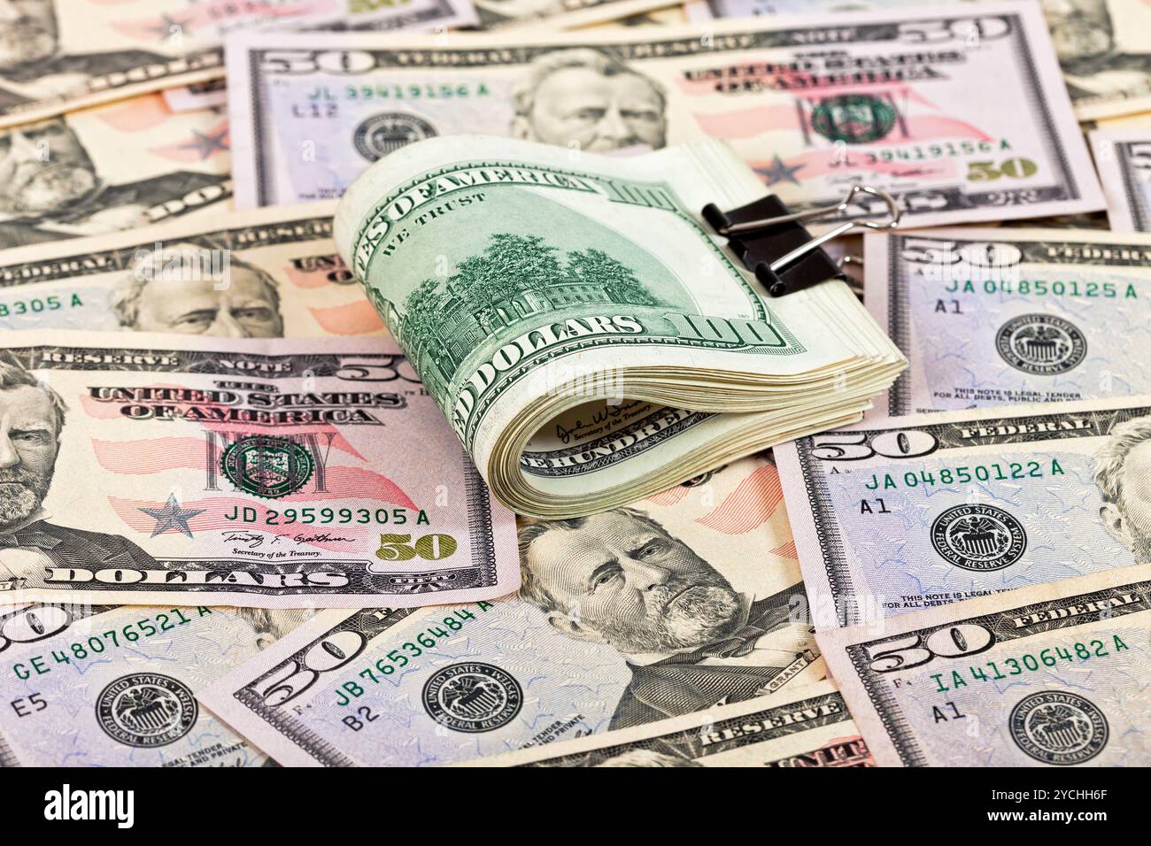 Stapel von hundert Dollar bills Zeile auf Geld-Hintergrund Stockfoto