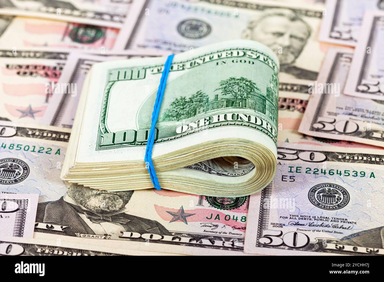 Umhüllt von Kautschuk auf Geld Hintergrund Dollarscheine gefaltet Stockfoto