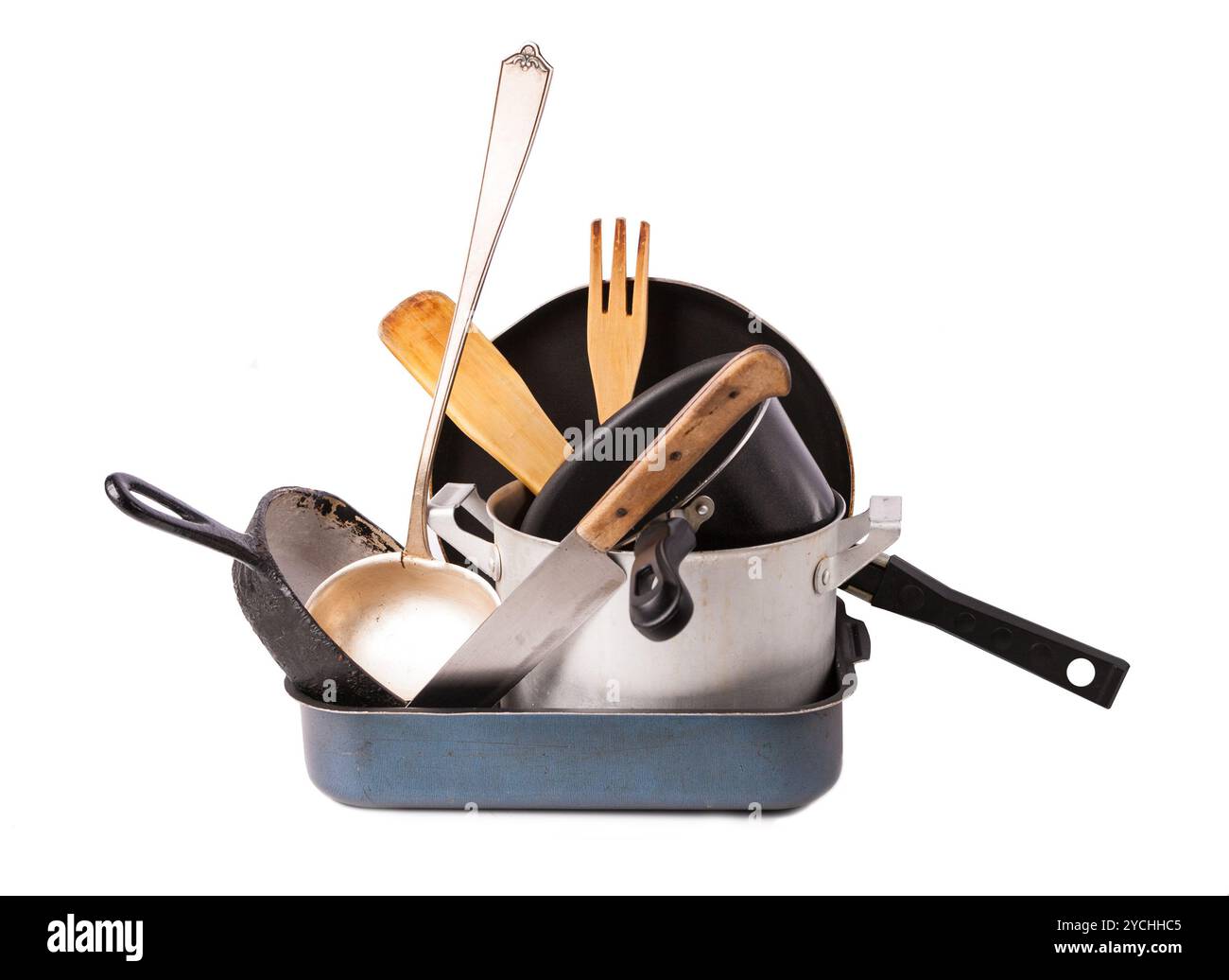 Haufen Küchenbackgeschirr mit Pfanne und Topf Stockfoto
