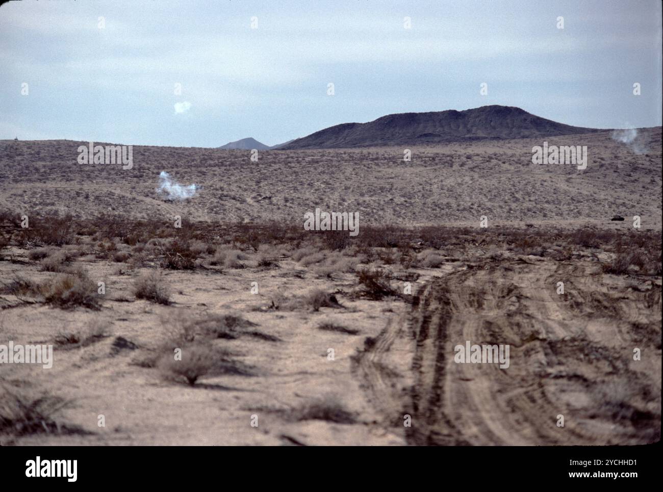 Fort Irwin, CA. USA. Mai 1991. Das Fort Irwin National Training Center (Fort Irwin NTC) ist ein wichtiges Trainingsgebiet für das US-Militär in der Mojave-Wüste im Norden des San Bernardino County, Kalifornien. Fort Irwin liegt auf einer durchschnittlichen Höhe von 2.454 ft (748 m) und liegt 37 mi (60 km) nordöstlich von Barstow in den Calico Mountains. Das National Training Center ist Teil des US Army Forces Command (FORSCOM). Die gegnerische Streitmacht im National Training Center ist das 11. Gepanzerte Kavallerie-Regiment, die Blackhorse Cavalry, die auf der Basis stationiert sind, um eine gegnerische Streitmacht zu bilden Stockfoto