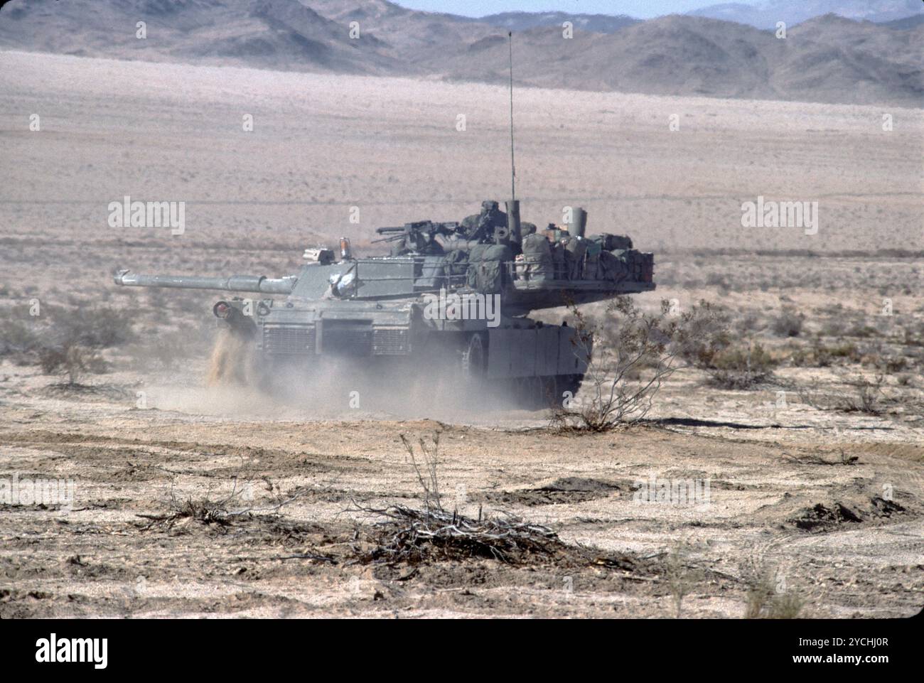 Fort Irwin, CA. USA. Mai 1991. Das Fort Irwin National Training Center (Fort Irwin NTC) ist ein wichtiges Trainingsgebiet für das US-Militär in der Mojave-Wüste im Norden des San Bernardino County, Kalifornien. Fort Irwin liegt auf einer durchschnittlichen Höhe von 2.454 ft (748 m) und liegt 37 mi (60 km) nordöstlich von Barstow in den Calico Mountains. Das National Training Center ist Teil des US Army Forces Command (FORSCOM). Die gegnerische Streitmacht im National Training Center ist das 11. Gepanzerte Kavallerie-Regiment, die Blackhorse Cavalry, die auf der Basis stationiert sind, um eine gegnerische Streitmacht zu bilden Stockfoto