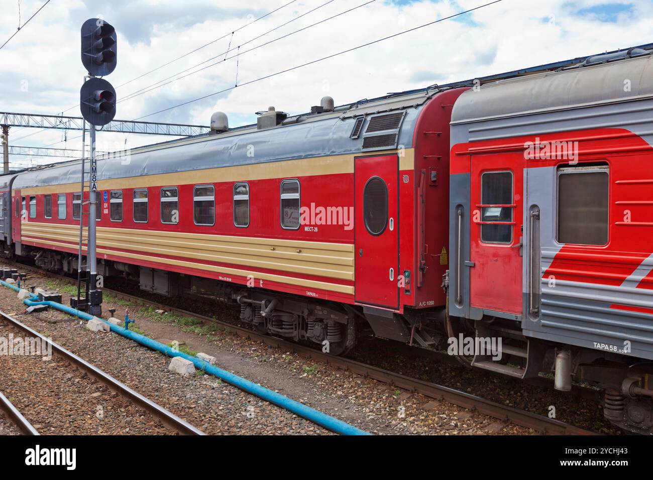 Blick auf die Eisenbahnstrecke und den Personenzug in Russland Stockfoto