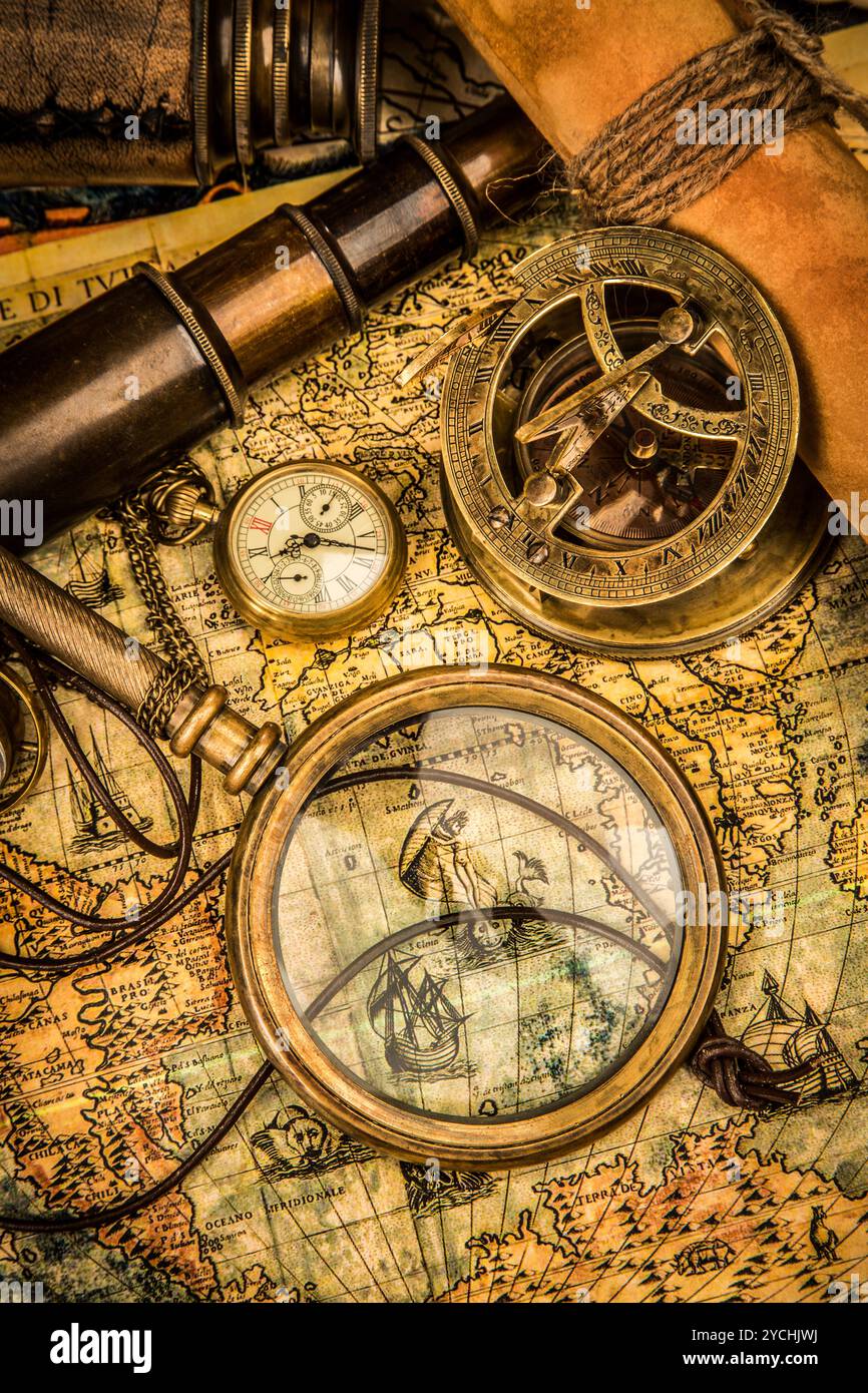 Eine alte Lupe befindet sich auf einer antiken Weltkarte Stockfoto