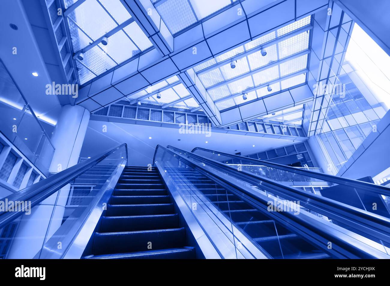Rolltreppe im modernen Business Center. Blaue Tonung i Stockfoto